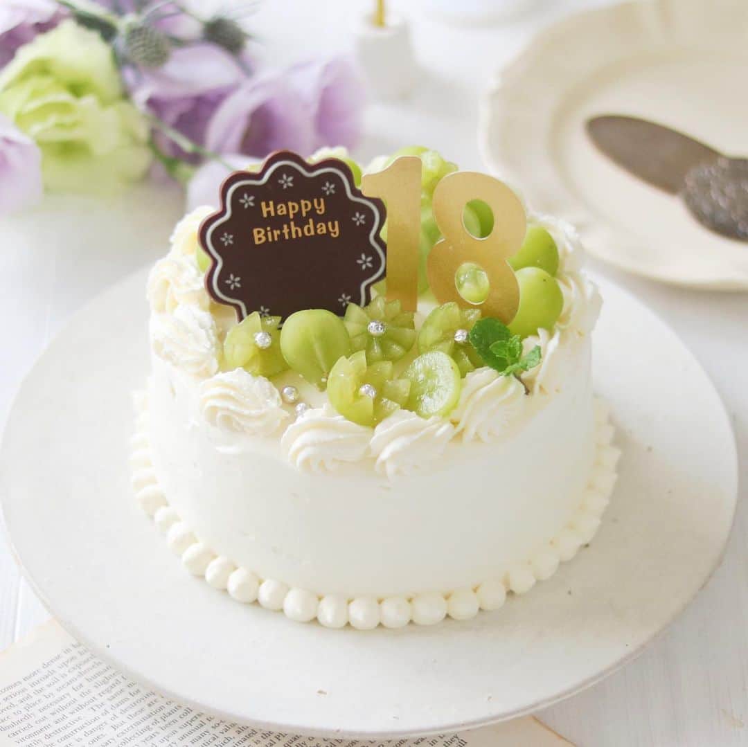mikiのインスタグラム：「・ ・ bake.🎂cake🎂  今日は娘の18歳の誕生日🎂  シャインマスカットたっぷりのケーキで！の要望により、中もシャインマスカットだらけです🫡  あの日から18年も月日が経ったのね☺️たくさんお母さんに幸せを与えてくれてありがとう！ そして元気に育ってくれてありがとう！  これからも姉妹のように(図々しい) 仲良しな親子でいれるよう、お互い頑張っていこうと思います！  夕飯はみんな大好き手巻き寿司だ〜🫶  お返事遅くなってます🙏🏻  良い夜を🌙」