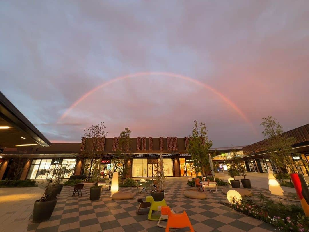 藤代有希さんのインスタグラム写真 - (藤代有希Instagram)「ダブル虹🌈🌈 生まれて初めて肉眼でダブル虹をみたかも😇  異なった色が並んで美しい虹🌈  異なるものが喧嘩することなく、自然と調和していく様子。  美しいです🙏  人間も虹のように在れたらもっと楽なのにねぇ。😊  #空  #虹 #ダブル  #ダブル虹  #台風  #調和 #ヨガ  #瞑想」9月7日 17時19分 - yukifujishiro_official