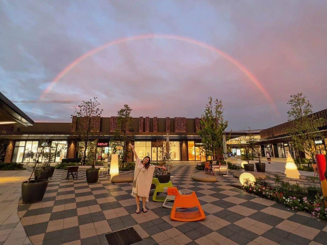 藤代有希さんのインスタグラム写真 - (藤代有希Instagram)「ダブル虹🌈🌈 生まれて初めて肉眼でダブル虹をみたかも😇  異なった色が並んで美しい虹🌈  異なるものが喧嘩することなく、自然と調和していく様子。  美しいです🙏  人間も虹のように在れたらもっと楽なのにねぇ。😊  #空  #虹 #ダブル  #ダブル虹  #台風  #調和 #ヨガ  #瞑想」9月7日 17時19分 - yukifujishiro_official