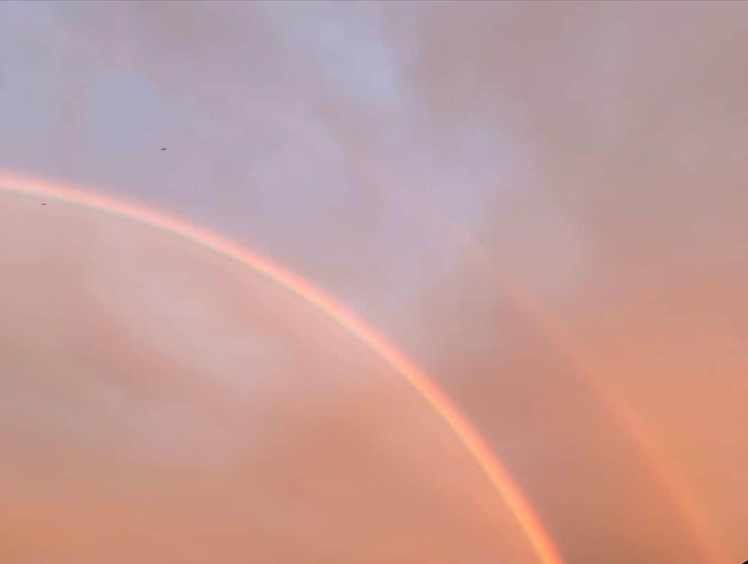 藤代有希さんのインスタグラム写真 - (藤代有希Instagram)「ダブル虹🌈🌈 生まれて初めて肉眼でダブル虹をみたかも😇  異なった色が並んで美しい虹🌈  異なるものが喧嘩することなく、自然と調和していく様子。  美しいです🙏  人間も虹のように在れたらもっと楽なのにねぇ。😊  #空  #虹 #ダブル  #ダブル虹  #台風  #調和 #ヨガ  #瞑想」9月7日 17時19分 - yukifujishiro_official