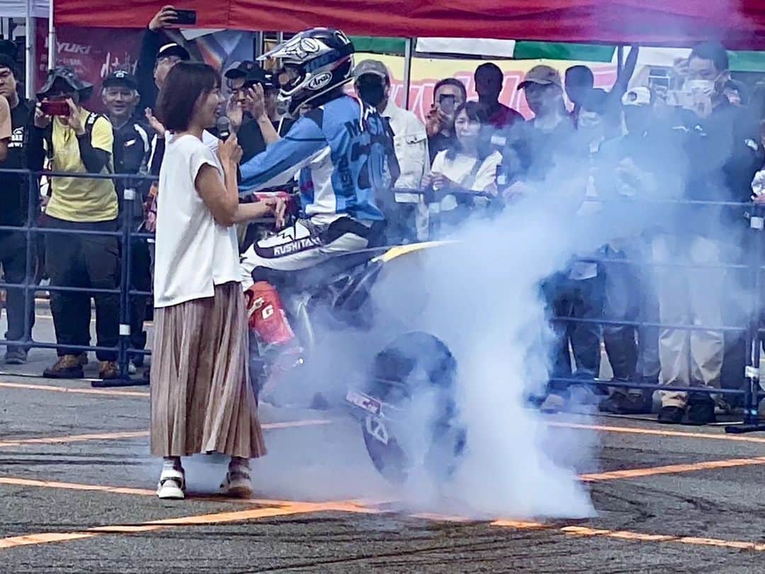 小野木里奈さんのインスタグラム写真 - (小野木里奈Instagram)「- 初の『ダートトラックショー』観覧。 with #モトライズファミリー . (🌟2枚目以降の動画は音ありがおすすめ) . . 『ダートトラックレース』という モータースポーツの競技で、 日本を代表し世界で活躍する 大森雅俊選手の実演を 観させていただきました。 . . 『ダートトラックレース』とは、 舗装がされていない土の地面(ダート)に 陸上競技で使うような半円と直線で 作られた楕円状のコース上を左回りに 走行してスピードを競うレースです。 . . このレース用車体の大きな特徴といえば、 フロントブレーキ(前ブレーキ)が無いこと。 リアブレーキ(後ろブレーキ)と アクセルによって速度を コントロールするのだそう… . もちろん、 もっと深堀りすればコントロール方法は 様々だと思うのですが、 入門レベルの紹介ということで ご了承ください。 . . この文章説明だけ読むと、 「なーんだ、ただ地面で楕円形のコースをぐるぐる回ってるだけじゃん」 と、思うでしょ？ . そうなんだけど、そうじゃないんです。笑 . . 実はその周回の中に競技者の あらゆるテクニックとフィジカルが 求められる難易度高いモータースポーツで、 大森選手の技が2枚目以降の動画でも アップしているのでどうぞご覧あれ。 . すごく激しいでしょ？笑 生で観るとびっくりです、ほんとに。 . . . ダートという路面は、 デコボコしており舗装されていないので 路面状況が一定でなく、 走るごとに砂利や土のデコボコ加減など 状況が変わってきます。 . 常に全く同じ路面というものは 二度と無いのです。 同じコースを走っているはずなのに 毎周変化する中で選手が走行するのです。 . . さらに大回りしすぎず いかにコースをコンパクトに走り回ることで 周回スピードを上げていくのか、 ということも求められるはず… . . その状況の中で、 スピードを競うというのだから 通常の走行とは全然違うバイクの姿を 観ることができるモータースポーツです。 . 特に、車のドリフトのような滑っているようでちゃんとコース上を進んでいくバイクの姿は圧巻です。 . . . 「へー！人の扱い方次第でバイクってこんな走りもできるのか！！」 と、驚かされました！！！ . . ボール1つでも、 サッカー、バレーボール、 バスケットボールなど、 色んなスポーツがありますよね？ . 同じモータースポーツでも サーキット、モトクロス、トライアル、 そしてダートトラックレースなどが あるように似ているのです。 . . . 大森選手がバイクに乗りながらサイドに 滑り込んで走っていく姿は感動的で、 こんな人間技とは思えないシーンを ずっと観られる『ダートトラックレース』って すごすぎない！？と、 終始1人で興奮しておりました。笑 . . そして、何と言っても 「走る姿が格好良い…！！！」 . 最終的にその一言に尽きます。 . . . 個人的にスポーツを観ていて 興奮する瞬間は、 やっぱり選手の方々が競技を している姿がとにかく格好良いところ！ . . . ちなみに、 本来使うマシンは ダートトラック仕様のKAWASAKI『KX450』です。 . 今回、急遽使用したマシンは モタード仕様になるんだとか。 . . . . . あまりにもこの競技への 興味が湧きすぎたので、 大森選手に『ダートトラックレース』の 魅力を聞いてみました。 . . . 「ダートトラックレースの魅力は、 オートバイの滑る姿がとにかくかっこよくて、 レースとなると更に迫力があるところです！ フロントブレーキが付いていない 車両での競技なので その辺りもライダースキルが試されるし、 見た目の迫力以上に繊細な技術が 必要なのでそんな奥深いところも 魅力となっています！ リアブレーキやマシンのバンク角、 スピードを調整していくのですが、 そのダートトラックのテクニックが ツーリングライダーや普段の足として 実はバイクを使っている方の 安全運転に生かせるのです。 今はスクールやショーを通じて この競技があることをお伝えしています！」 . とのことでした。 . . ご本人からのコメントもいただくと、 より『ダートトラックレース』への 憧れが強くなります… . . . . 「この世には私の知らない世界がまだまだたくさんあるんだ！」 と改めて気づかされた1日でした。 . . 「いつか私も大森選手のスクールに体験に行こう！！」 と心に決めたのでした。笑 . マサさんこと、 大森雅俊選手のスクールはこちら 🔻 @msclub.ridingschool . . . . . .」9月7日 17時21分 - rina_onogi