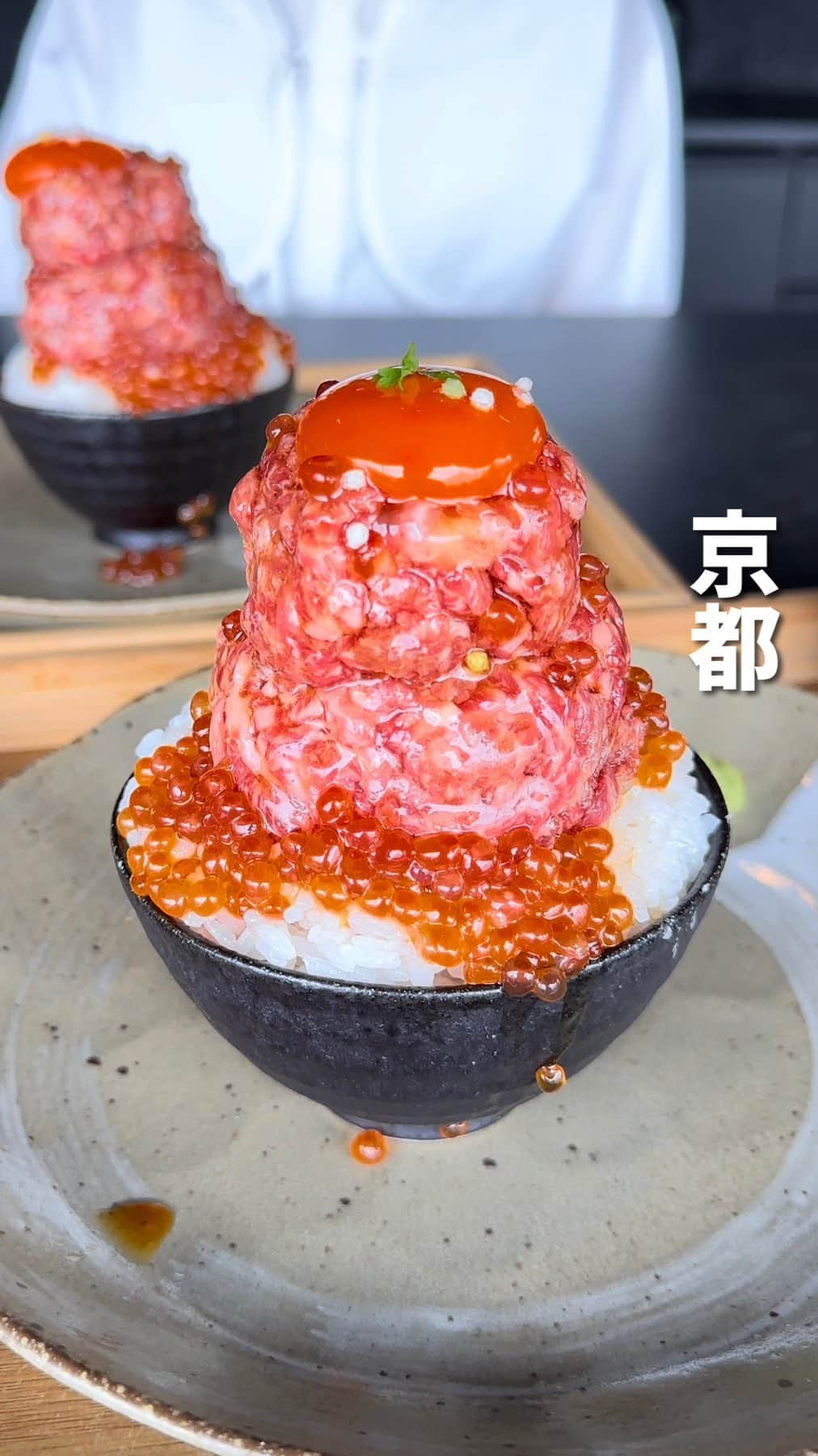 ウルフのインスタグラム：「気になる味やコスパなどお店詳細はコチラ👇 自ら食べ歩いて正直食レポしてます！ @wolf.0313 で行きたいお店を参考にしてね！ ⁡ 【#京都河原町　#合法ユッケ かたまり。 @katamari_yakiniku 】 ⁡ 予約必須！極上ユッケ丼が食べられるお店！🐺 ⁡ 極みユッケ丼 2,600円 追いユッケ 1,000円 ⁡ 生食提供許可を取得して合法でユッケが食べられる貴重なお店！ ⁡ 東京でいくつかユッケ丼食べたけど、どれも微妙だったがここは美味しかった ⁡ 冷凍肉感が強いのが多いが、ここはお肉の柔らかさと味、タレが絶妙にいい ⁡ ユッケとごはんがこんなに合うとはと思わされた ⁡ 値段は少々するが一度は食べてほしい！ タレも追加で足す事できるけど個人的にはこのままでもよいかと  ⁡ 評価:AA ⁡ 味　　★★★★☆ 映え　★★★★☆ コスパ★★★☆☆ 雰囲気★★★★☆ 接客　★★★★☆ ⁡ S...神！ウルフの返金保証付き！ AA...グルメなあなたはすぐ行くべき！ A...一度は行ってみて！ B...普通です、はい C…いまいちだよ、ごめんね ⁡ ごちそうさまでした🐺 ⁡ 何か質問や感想あればコメント、DMお待ちしてます😚 ⁡ また、ウルフを見て食べたら投稿やストーリーでタグ付けで知らせてくれると喜びます😚 いいねやコメントしにいくのでぜひ通知してね🥺 ⁡ ※美味しさ、映え、コスパの評価は注文した商品だけの個人的な評価になります。 ⁡ 🚃河原町駅から徒歩7分 💺60席 📍京都府京都市中京区山崎町238 京都あじびる河原町 9F ⏰ 【ランチ】11:30～15:00 (L.O.14:30) 【ディナー】17:30～21:45  (L.O.21:15) ⁡ #京都カフェ #京都グルメ #京都ランチ #京都ディナー #河原町カフェ #河原町グルメ #河原町ランチ #河原町ディナー #japanesefood #japanfood #japantrip」