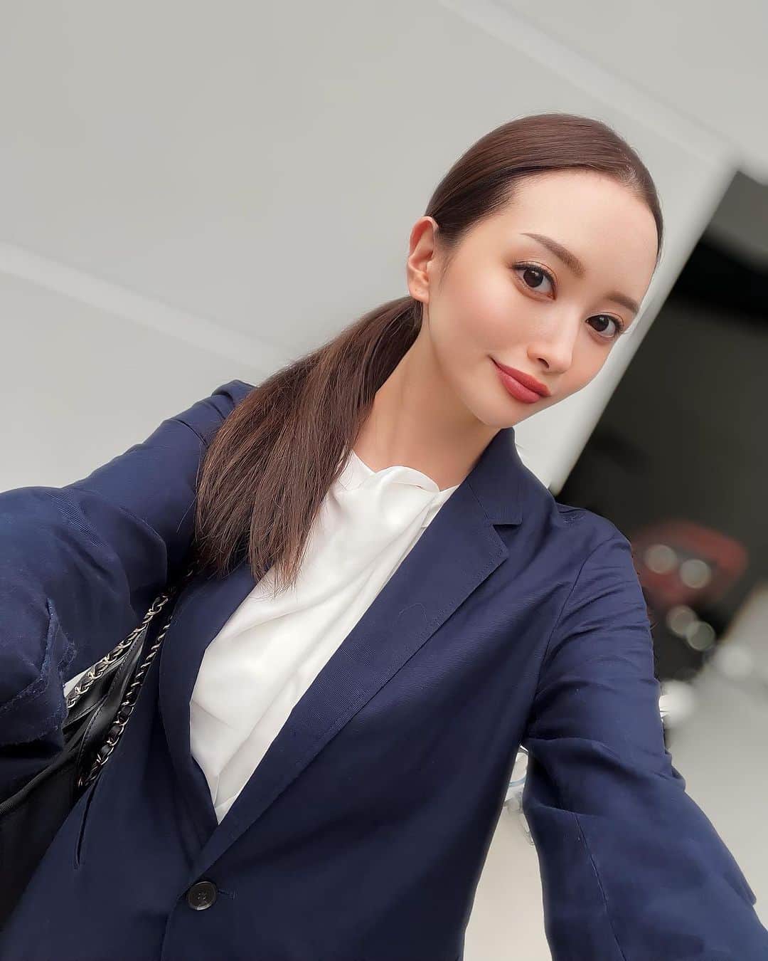小川真葵のインスタグラム：「打ち合わせ終了☑️ 仕事でご紹介いただく方が皆さん素敵で 素敵なご縁が素敵なご縁を繋ぎ続けてて 本当に人の縁ってすごいなって思う🥰  最初の縁を繋いでくれた方と いつもそばで見守ってくれる 騎馬ちゃんに感謝です🥺💗  応援してくれる人達がいて 協力してくれる人達がいて 教えてくれる人達がいて 喜んでくれる人達がいて みんなのおかげで幸せな気持ち🫶💓💓  #rinoa_official」