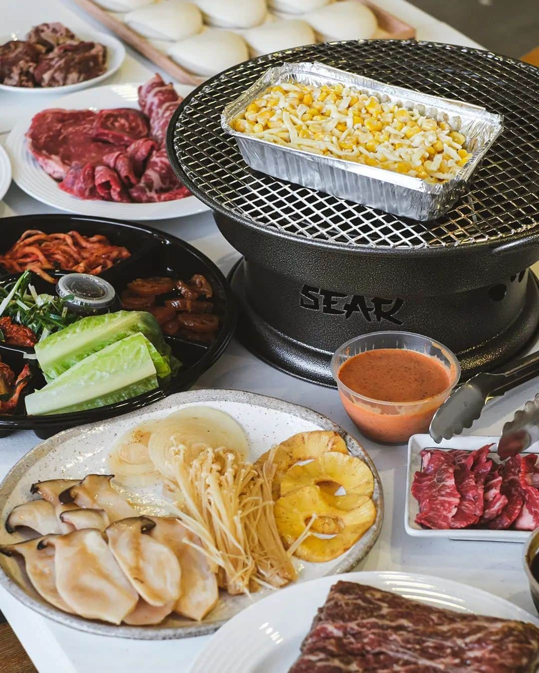 Erinaさんのインスタグラム写真 - (ErinaInstagram)「Charcoal-grilled BBQ at home with @sear.homedining 🔥  Everything was prepared, and we didn't even need to plate them, but it looks better when you invite friends and family 😆🤩  -Favorites box $150  With extra Bao buns Cheesy corn 🌽 <come with grilled>  It came with a great variety of meats 🍖 and side dishes! It was a fun experience.  They deliver to your door and you can easily organise grill pick up after you finish too!」9月7日 17時31分 - eliseaki