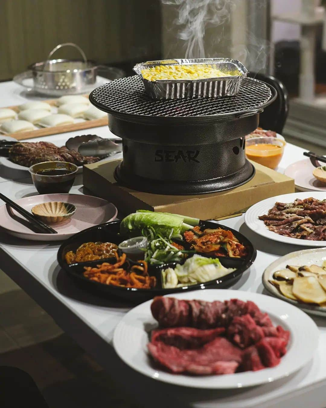 Erinaさんのインスタグラム写真 - (ErinaInstagram)「Charcoal-grilled BBQ at home with @sear.homedining 🔥  Everything was prepared, and we didn't even need to plate them, but it looks better when you invite friends and family 😆🤩  -Favorites box $150  With extra Bao buns Cheesy corn 🌽 <come with grilled>  It came with a great variety of meats 🍖 and side dishes! It was a fun experience.  They deliver to your door and you can easily organise grill pick up after you finish too!」9月7日 17時31分 - eliseaki