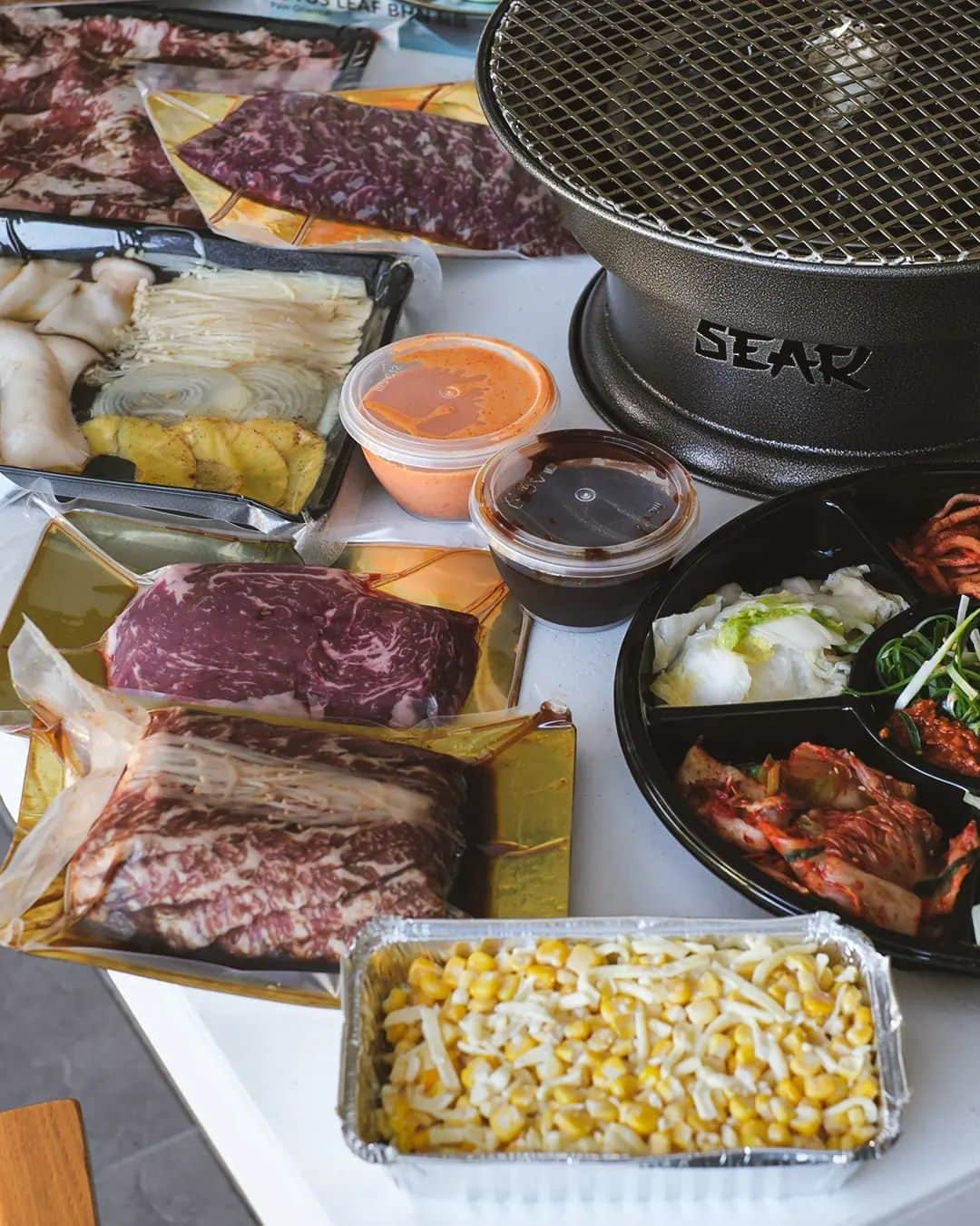 Erinaさんのインスタグラム写真 - (ErinaInstagram)「Charcoal-grilled BBQ at home with @sear.homedining 🔥  Everything was prepared, and we didn't even need to plate them, but it looks better when you invite friends and family 😆🤩  -Favorites box $150  With extra Bao buns Cheesy corn 🌽 <come with grilled>  It came with a great variety of meats 🍖 and side dishes! It was a fun experience.  They deliver to your door and you can easily organise grill pick up after you finish too!」9月7日 17時31分 - eliseaki