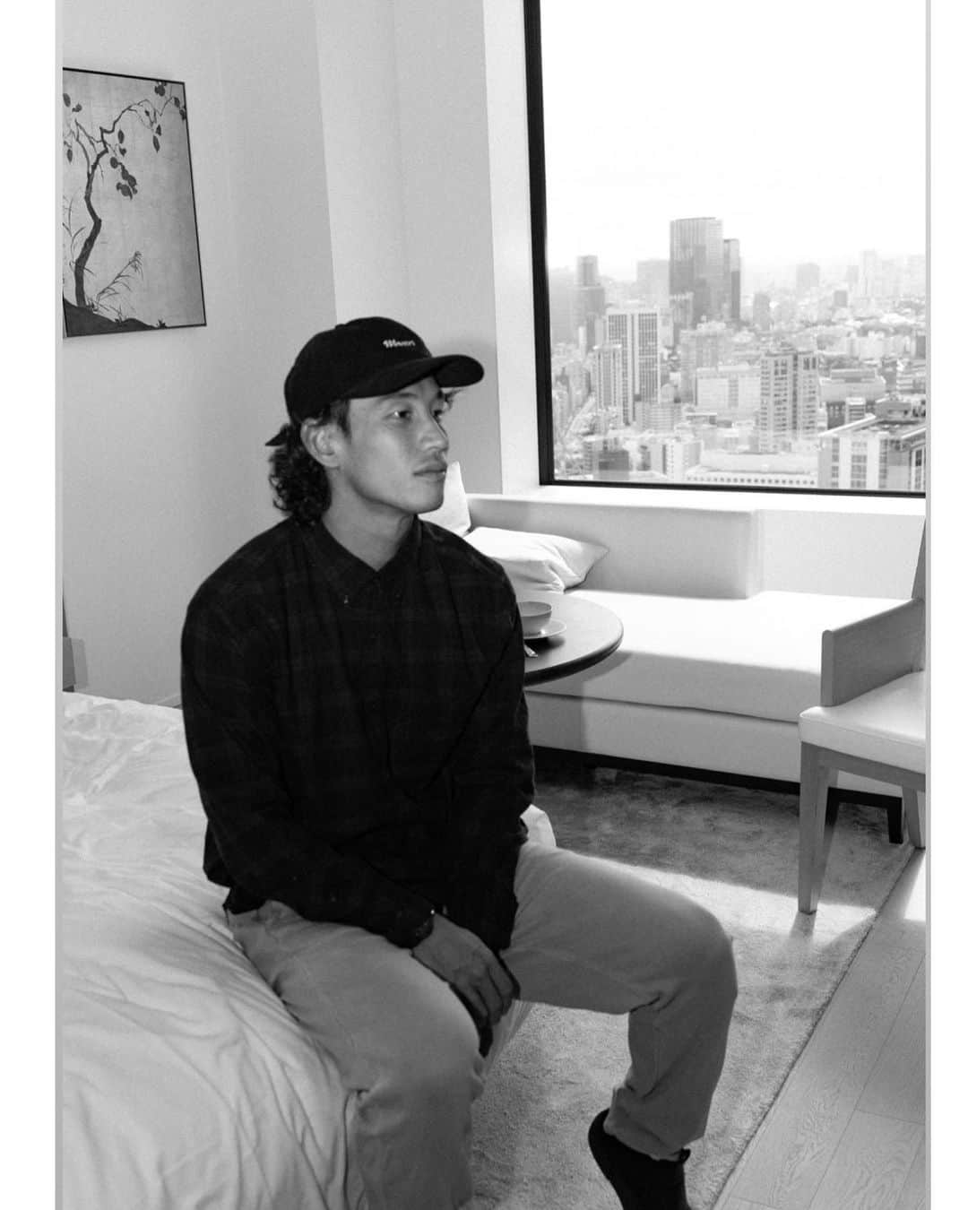 山中海輝のインスタグラム：「9/25〜29と短い期間ですが憧れの街、パリにいきます。  ずっと自分の目で見てみたかったファッションウィークの雰囲気を感じに行くことが目的です。  パリコレの会場には入れないかもしれないけれど、カメラをもって街の中心をうろついてますのでもし撮影があればいつでも声をかけてください。笑  僕はいつでも準備万端です。」