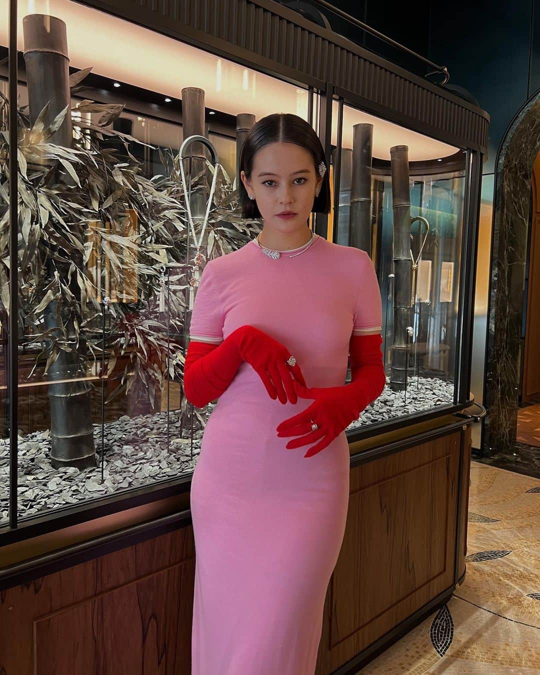 のインスタグラム：「@boucheron 💎✨☁️ 銀座本店9月8日open .  パリのヴァン・ドーム広場の本店に次ぐ世界最大規模の旗艦店。 美しい空間にうっとり、幸せな時間でした。  #BoucheronGinza #Boucheron  👗: @ferragamo  ST : @chie_atsumi  HM : @yukie_tsujimura」