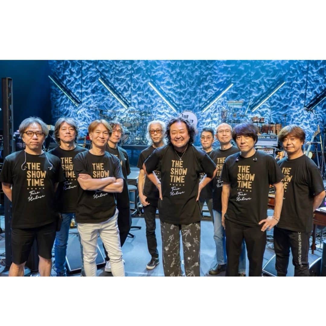 葉加瀬太郎のインスタグラム：「今日は葉加瀬太郎コンサートツアー2023 THE SHOW TIMEのゲネプロ。初日直前、最終のリハーサルです。 スーパーバンドとスタッフ、全員お揃いのTHE SHOW TIMEのTシャツを着た今年のチーム葉加瀬いかがでしょう？  なんと、ホールの近くにSHOW TIMEと言う名前のラーメン店を発見🤣 お詣りに行ってきました〜 おいしかった！  絶好調のスタートです。 明日、よこすか芸術劇場で皆様のご来場をお待ちしております👋  #葉加瀬太郎 #葉加瀬太郎コンサートツアー2023 #THE SHOW TIME #横須賀」