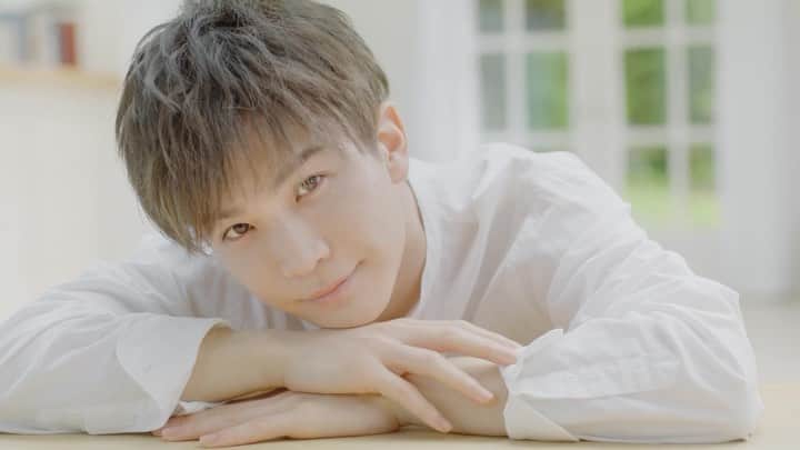 岩田剛典のインスタグラム：「FFAS 【Web CM】 「触りたくなる肌へ」公開中です✨  @ffas__official  肌の原点を考える。 純日本産、添加剤不使用。 再生医療から着想したラディカルケア。 細胞レベルから答えを導く。  楽曲：岩田剛典「モノクロの世界」  #FFAS #触りたくなる肌へ #モノクロの世界」