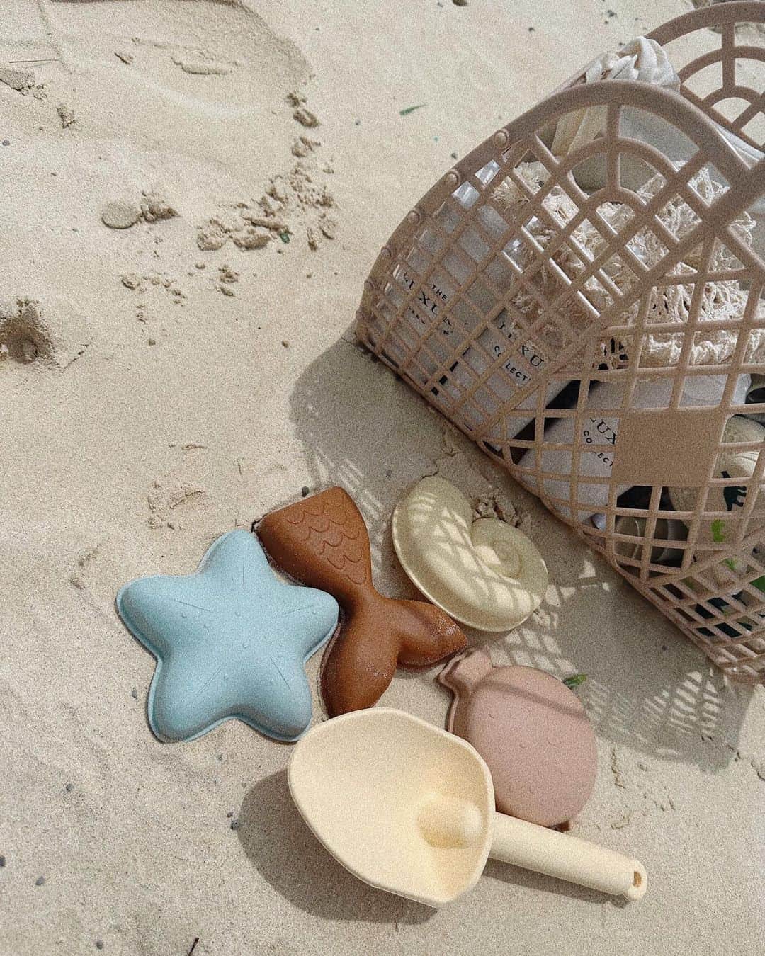 瀬戸サオリのインスタグラム：「渡口の浜🏝️👨🏻👦🏻👱🏻‍♀️🏝️ 我が家のお気に入りビーチ⛱️  砂遊びして 海入って大満喫🩶  #夏の思い出」