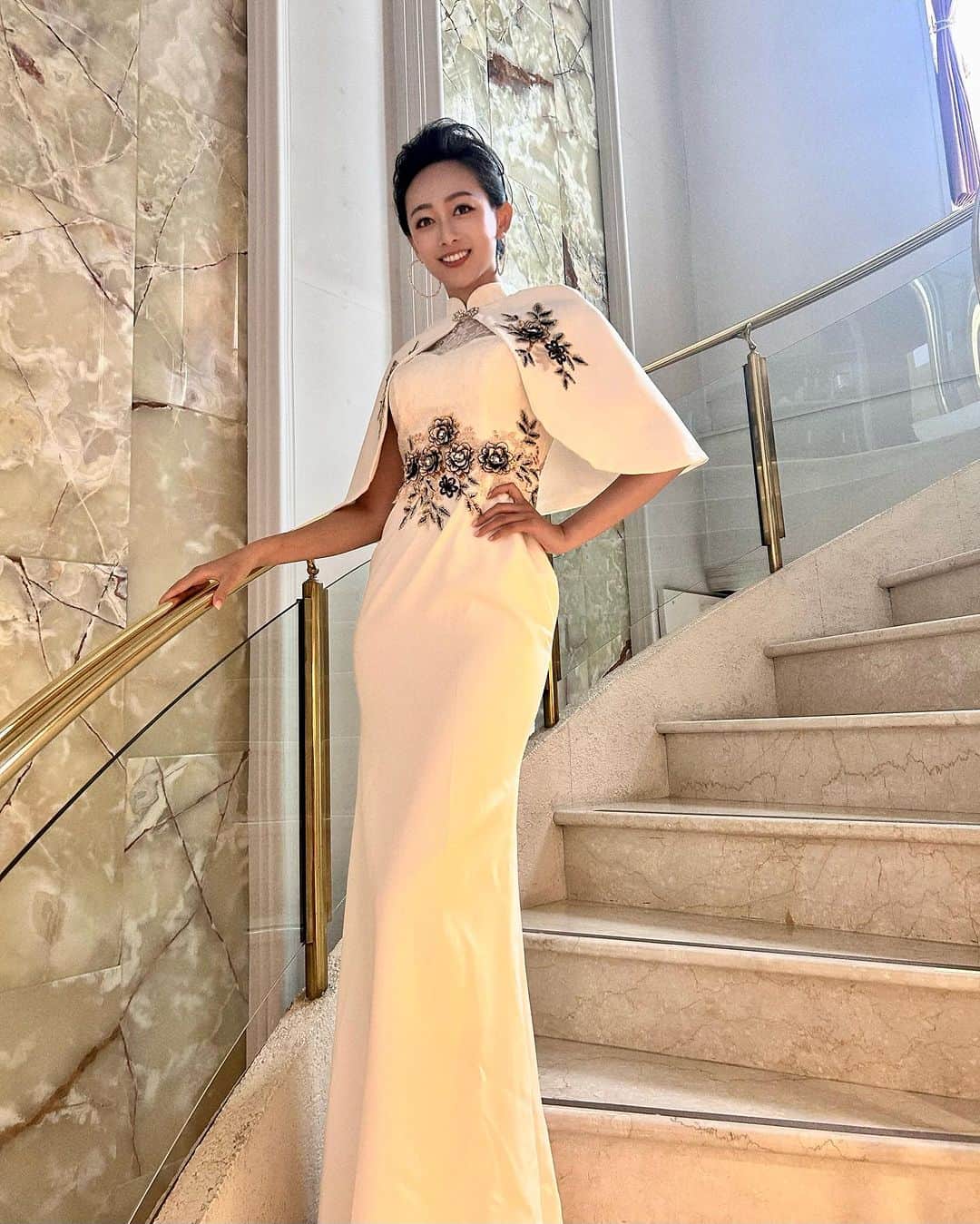 梨衣名のインスタグラム：「收工了！ I MC'd a traditional event presentation in Chinese🇨🇳 (and Japanese Interpretation🇯🇵) with my China dress today.  So… No Kick today🤣 The dress was too tight to kick.  Do you like it???  次このオーダーメイドチャイナドレス着るのはいつかしら💜」