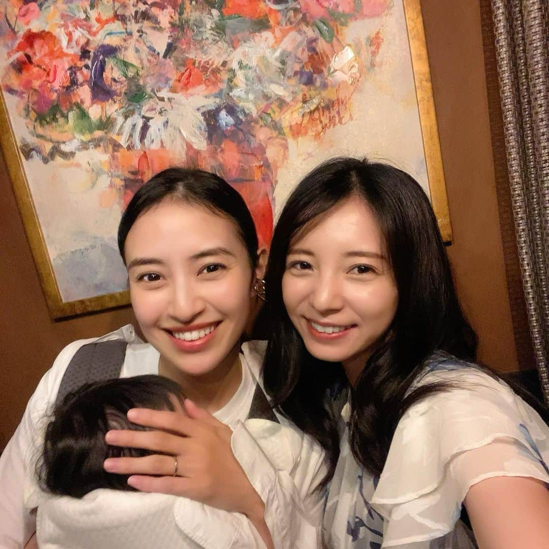 入来茉里さんのインスタグラム写真 - (入来茉里Instagram)「名古屋で 天使に会いました👼♡ 最後に会ったのは出産前だったので 久しぶりの岡本あずさちゃん @azusaokamoto_official と はじめましての娘ちゃん👼 天使♡！可愛かった。とっても癒された♡♡ TBSのドラマ共演がきっかけで １０代の頃からの付き合い 大人になって 悩みも変わって けど、ずっと大切な友達😊 会えて嬉しかった  さて、３都市目になる名古屋公演 ミュージカル『浜村渚の計算ノート』 @hamamuranagisa_musical  楽しみます♪」9月7日 17時36分 - iriki.mari_official