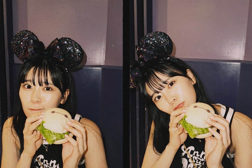 坂井仁香のインスタグラム：「🍔🤖  ディズニーで絶対食べるものは？？  #とき宣#坂井仁香#ひとちゃん#超とき宣#超ときめき宣伝部#idol#私服#コーデ#タンクトップ#ロングヘア#巻き髪#水着#ディズニー#ディズニーランド」