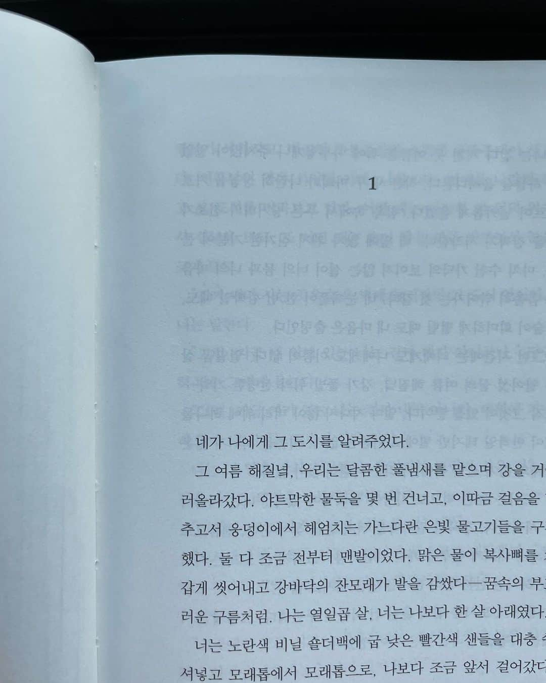 キム・ハヌルのインスタグラム：「오랫동안 기다려온.. 순간. 두근두근📖📗」