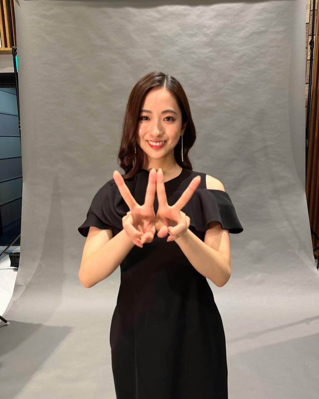 田村真子のインスタグラム：「9/10日曜19時から「VIVANT祭り！」ということで緊急生放送の特番で川島さんとスタジオMCを務めます！ 私も毎週楽しみにしている話題の日曜劇場VIVANT、豪華キャストの皆さんにお話を伺えるのが今から楽しみです😊 ドラマも観ている方もまだ観たことがない方でも大丈夫です！21:30〜の第9話にむけてぜひご覧ください✨  合成したいただいた番宣用の写真、クールにお願いしますと言われてもよく分からずカメラマンさんにポージング指導してもらいました🙇‍♀️笑  👗CELFORD 👠DIANA でお借りしました」