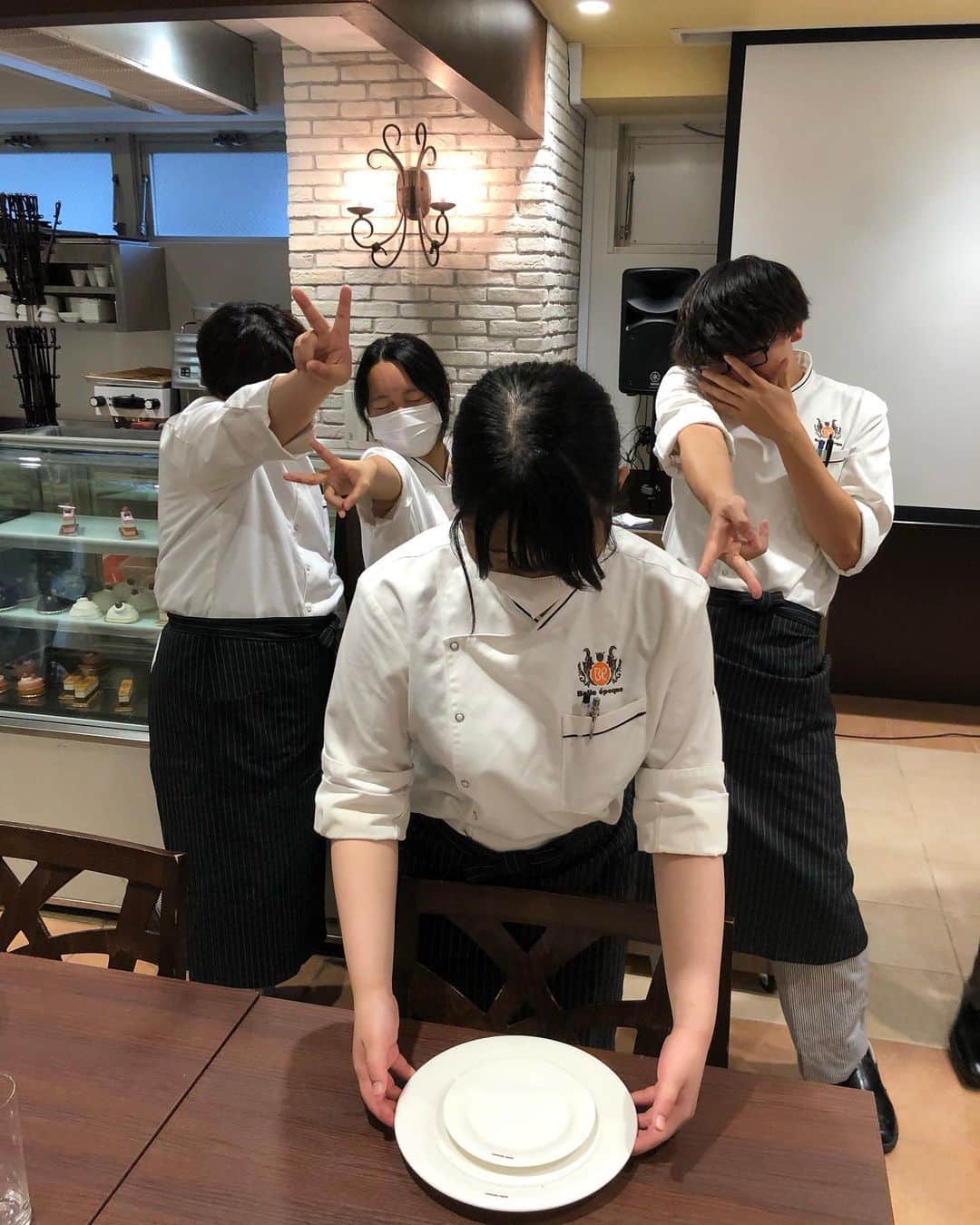 東京ベルエポック製菓調理専門学校さんのインスタグラム写真 - (東京ベルエポック製菓調理専門学校Instagram)「調理師科1年 パティシエ調理師wライセンス科  ✨サービス実習　授業の様子✨  本日は、デグパージュ。 お客様の目の前で料理（肉）を切り分け、盛り付け、サービスを行うというホテル用語。 授業で実践。  お皿の扱い方、位置、お盆（トレンチ）持ち方などを実践しながら再確認！！ お皿には指紋をつけないように、、 位置は親指1本分、、などなど 来週は実技試験です 頑張れ👍  #調理師  #調理師免許  #wライセンス  #製菓  #製菓衛生師  #専門学校生  #資格取得  #資格  #ホテル  #レストラン」9月7日 17時42分 - belleseika
