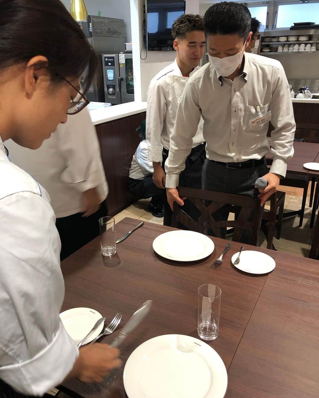 東京ベルエポック製菓調理専門学校さんのインスタグラム写真 - (東京ベルエポック製菓調理専門学校Instagram)「調理師科1年 パティシエ調理師wライセンス科  ✨サービス実習　授業の様子✨  本日は、デグパージュ。 お客様の目の前で料理（肉）を切り分け、盛り付け、サービスを行うというホテル用語。 授業で実践。  お皿の扱い方、位置、お盆（トレンチ）持ち方などを実践しながら再確認！！ お皿には指紋をつけないように、、 位置は親指1本分、、などなど 来週は実技試験です 頑張れ👍  #調理師  #調理師免許  #wライセンス  #製菓  #製菓衛生師  #専門学校生  #資格取得  #資格  #ホテル  #レストラン」9月7日 17時42分 - belleseika