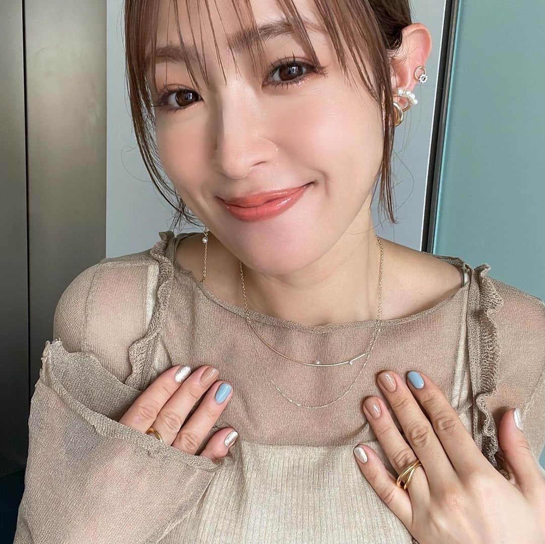 のインスタグラム：「最近のあたくし。  ネイルが秋になりました💅 見せちゃうし、 見ちゃうよね〜👀  テンションあげぽよだよね❤︎  この調子で秋もガンバルンバ✨  @allu.me_minamiaoyama さんで ネイル💅していただきました✨  #あかネイル💅」