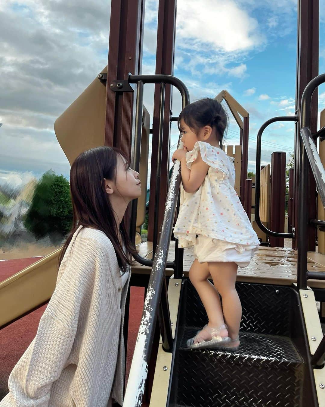 はやめいのインスタグラム：「. 雨上がりでしたか娘がどうしても 公園に行きたいと言うので 💭  公園からなかなか帰りたくなくて ｢だって〜まだ遊びたいもん、、👧🏻｣と 理由になっていないかわいらしい理由を 話している娘を説得中の写真です 。 笑笑   ガーディガン 🐰 @wego_zozo  @wego_zozo_mens   ユニセックスアイテムなので ダボッと着られてお気に入りです 🤍  ZOZOでお買い得です ₍ᵔ· ̫·ᵔ₎  #WEGO#ウィゴー#ZOZOTOWN　 #ZOZOTOWN購入品#カーディガン#pr #こども #こどものいる生活 #シングルマザー#シンママ#シンママライフ #こどものいる暮らし#キッズ #ママスタグラム#２歳7ヶ月 #むすめふく#プチプラコーデ#mamagirl #ママファッション#ママコーデ #親子服#親子コーデ#キッズコーデ」