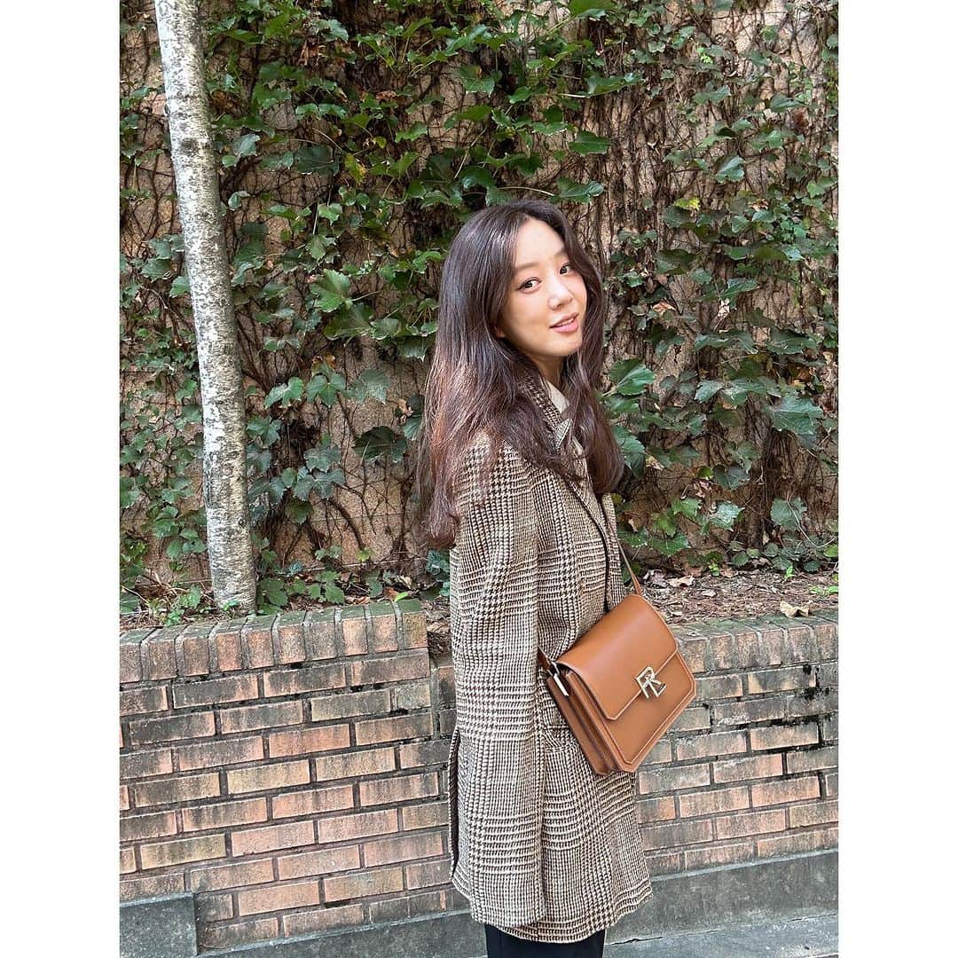 チョン・リョウォンのインスタグラム：「. ❤️☺️❤️ 랄프 로렌 컬렉션 에서 새롭게 론칭한 RL 888 핸드백. #RL888 #RLCollection #RalphLauren ad」