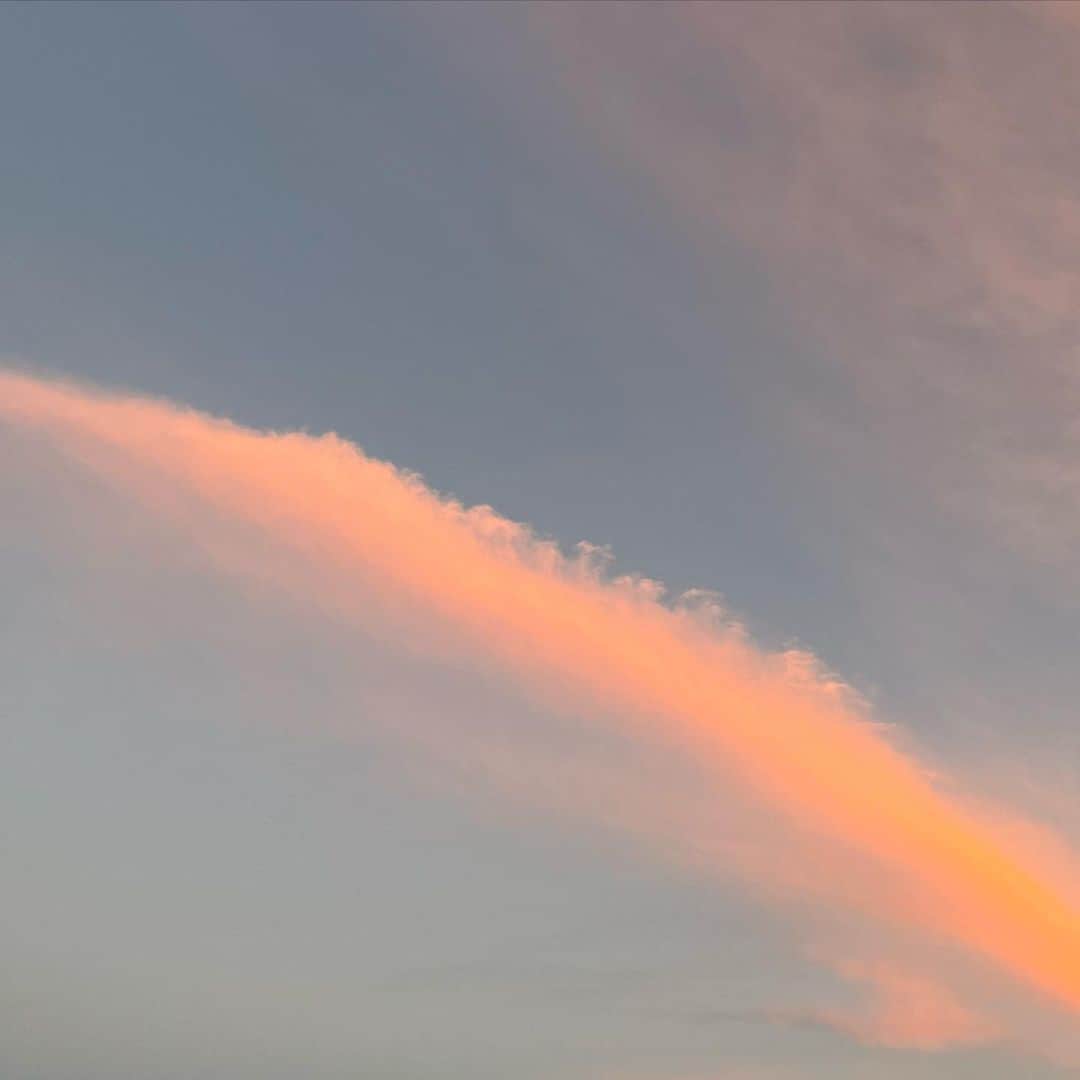 樋井明日香 のインスタグラム：「空が綺麗だと嬉しいねー。 色んな国の空をみたい☹️✨」