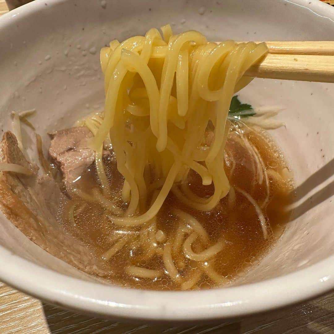 山岸久朗さんのインスタグラム写真 - (山岸久朗Instagram)「あの銀座の高級鮨店 #銀座おのでら が、京都の河原町に、なんと！回転寿司をオープン‼️ 四条河原町の真隣‼️食堂おがわより駅に近い店ははじめて（笑）  激おしゃ内装 #森田恭通デザイン   #やま幸のマグロ  だったり、 #ウニ食べ比べ  だったり、きゃーきゃー言いながら食べた😆  今までにないタイプで斬新やわー  @yamaben   #廻転鮨銀座おのでら  #廻転寿司 #廻転鮨銀座おのでら本店  #廻転鮨銀座おのでら京都店  #おのでらグループ #ginzaonodera  #glamorouscoltd  #onodera」9月7日 17時45分 - yamaben