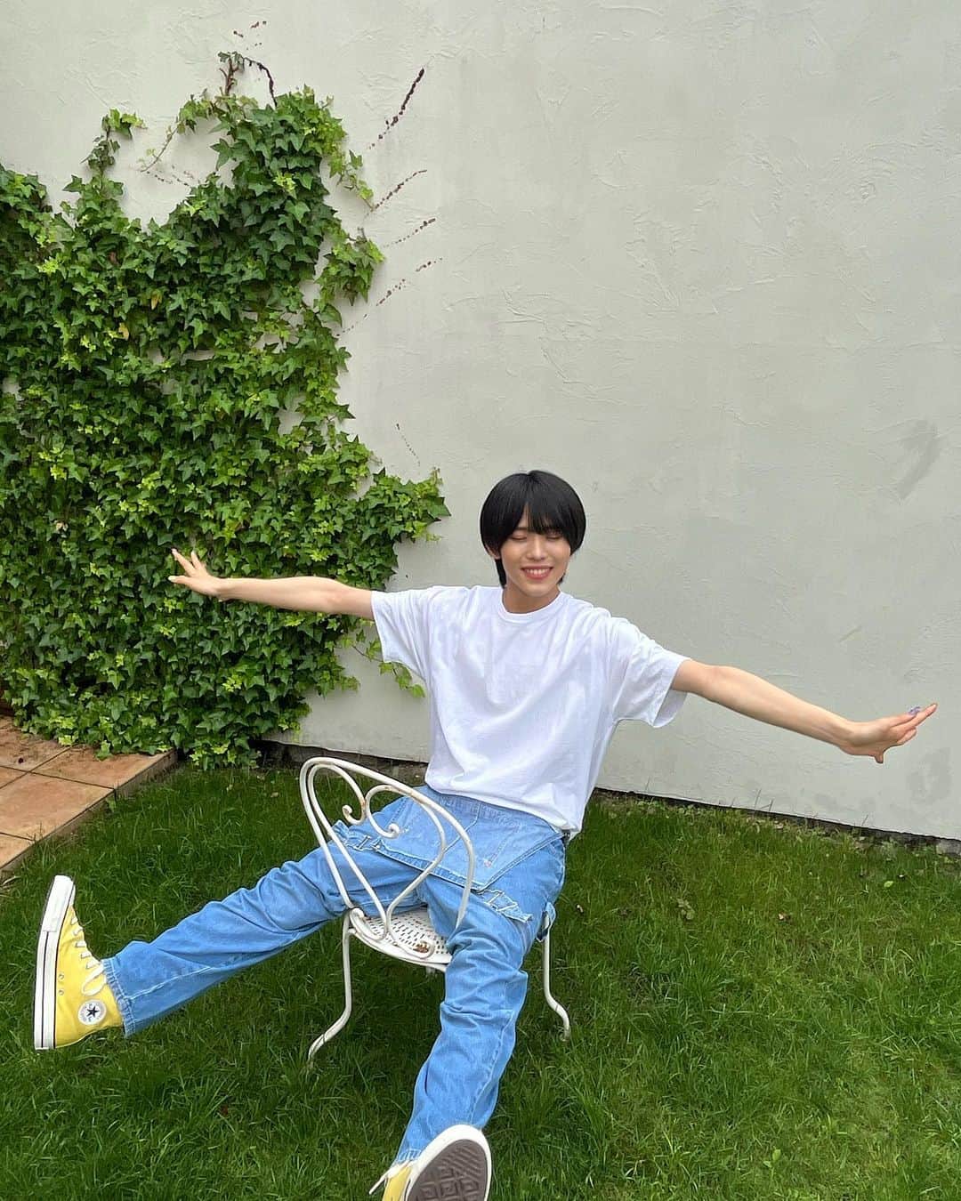 星野晴海さんのインスタグラム写真 - (星野晴海Instagram)「グッズ撮影の時の写真🏖☀️ マガジンの撮影もグッズの撮影も沢山夏を感じて楽しかったな🧍 もう夏も終わって気分は秋！って感じだけどなかなか暑さは去ってくれなくて、、 夏が終わったと言うよりは秋が待ちどうしくて夏を終わらせた感覚に近い日々笑 お芋のアイスだったり、ドーナツだったり、食卓にはさつまいもに舞茸と秋を彷彿される食材を使った料理がでてきたりで毎日秋を発見するのが楽しいです🐿💛 早く長袖着たぃ🧚‍♀️🍂」9月7日 19時00分 - harumi_supafuru