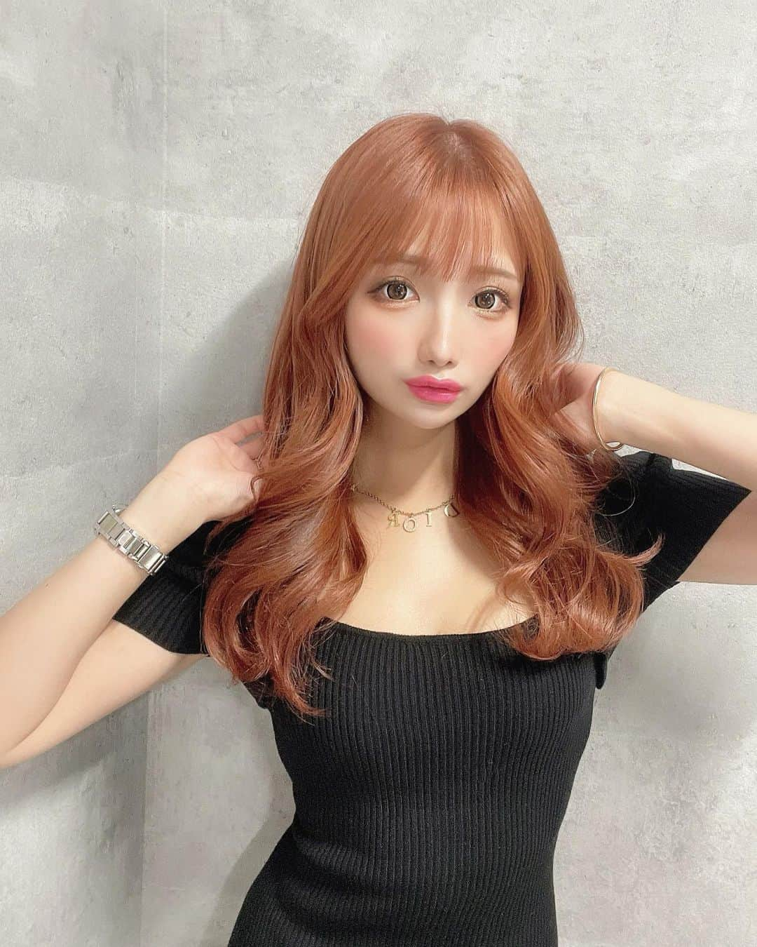 まゆぴちゅーさんのインスタグラム写真 - (まゆぴちゅーInstagram)「秋オレンジHair🍊🍁🧡  今日、 @lwis_hair でイメチェンしてきました♡  ピンク系はやったことあるけど、 初！の！オレンジ系🥹🥹🍊🧡！  しかもこれブリーチなしなの😭❤︎ まじすごない？綺麗すぎん！？！？  天才カラーと天才カット、 いつもありがとまこっちゃん🥺🧡！  ▶︎ @makoto__kamijo   しかもLwis行く時いつもカラーと トリートメントもやってるんだけど、 これがまたよくて🫣🫣✨✨  最後の動画巻く前のストレートのやつだけど サラサラツヤツヤ感伝わるかな🙊✨？？  おかげさまで髪質よくなってます🫶🏻 . . new hair、、、どうでしょか🫣🫣❤︎❤︎？ . . . #newhaircolor #haircolor #オレンジヘアー #秋カラー #秋ヘアカラー #autumnhair #韓国巻き #韓国ヘア #韓国風ヘア」9月7日 17時46分 - mayu_03pichu