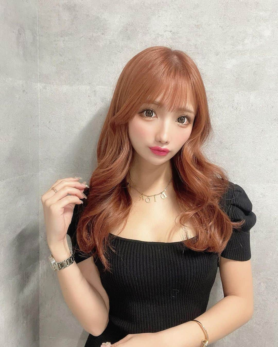 まゆぴちゅーさんのインスタグラム写真 - (まゆぴちゅーInstagram)「秋オレンジHair🍊🍁🧡  今日、 @lwis_hair でイメチェンしてきました♡  ピンク系はやったことあるけど、 初！の！オレンジ系🥹🥹🍊🧡！  しかもこれブリーチなしなの😭❤︎ まじすごない？綺麗すぎん！？！？  天才カラーと天才カット、 いつもありがとまこっちゃん🥺🧡！  ▶︎ @makoto__kamijo   しかもLwis行く時いつもカラーと トリートメントもやってるんだけど、 これがまたよくて🫣🫣✨✨  最後の動画巻く前のストレートのやつだけど サラサラツヤツヤ感伝わるかな🙊✨？？  おかげさまで髪質よくなってます🫶🏻 . . new hair、、、どうでしょか🫣🫣❤︎❤︎？ . . . #newhaircolor #haircolor #オレンジヘアー #秋カラー #秋ヘアカラー #autumnhair #韓国巻き #韓国ヘア #韓国風ヘア」9月7日 17時46分 - mayu_03pichu