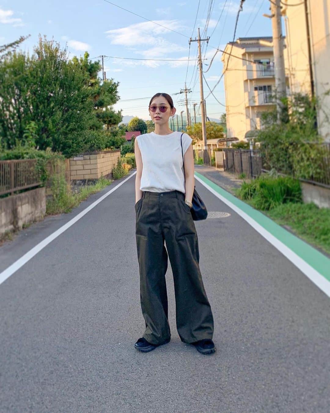 のインスタグラム：「😎 Spick&Spanから新しくデビューしたミリタリーライン"LOT No."  USのファティーグパンツをサンプリングしたというLOT/SMPL-03は気持ちがいいくらい大胆なワイドパンツ。 シルエットがすごく綺麗なのでミリタリーに馴染みがない方も取り入れやすそう。  裾についてる紐を絞ってぽわんとしても可愛いのです。(4枚目以降)  みなさんはどちらのシルエットがお好みですか？( ◠‿◠ )♡ #spickandspan #ミリタリー #lotno」