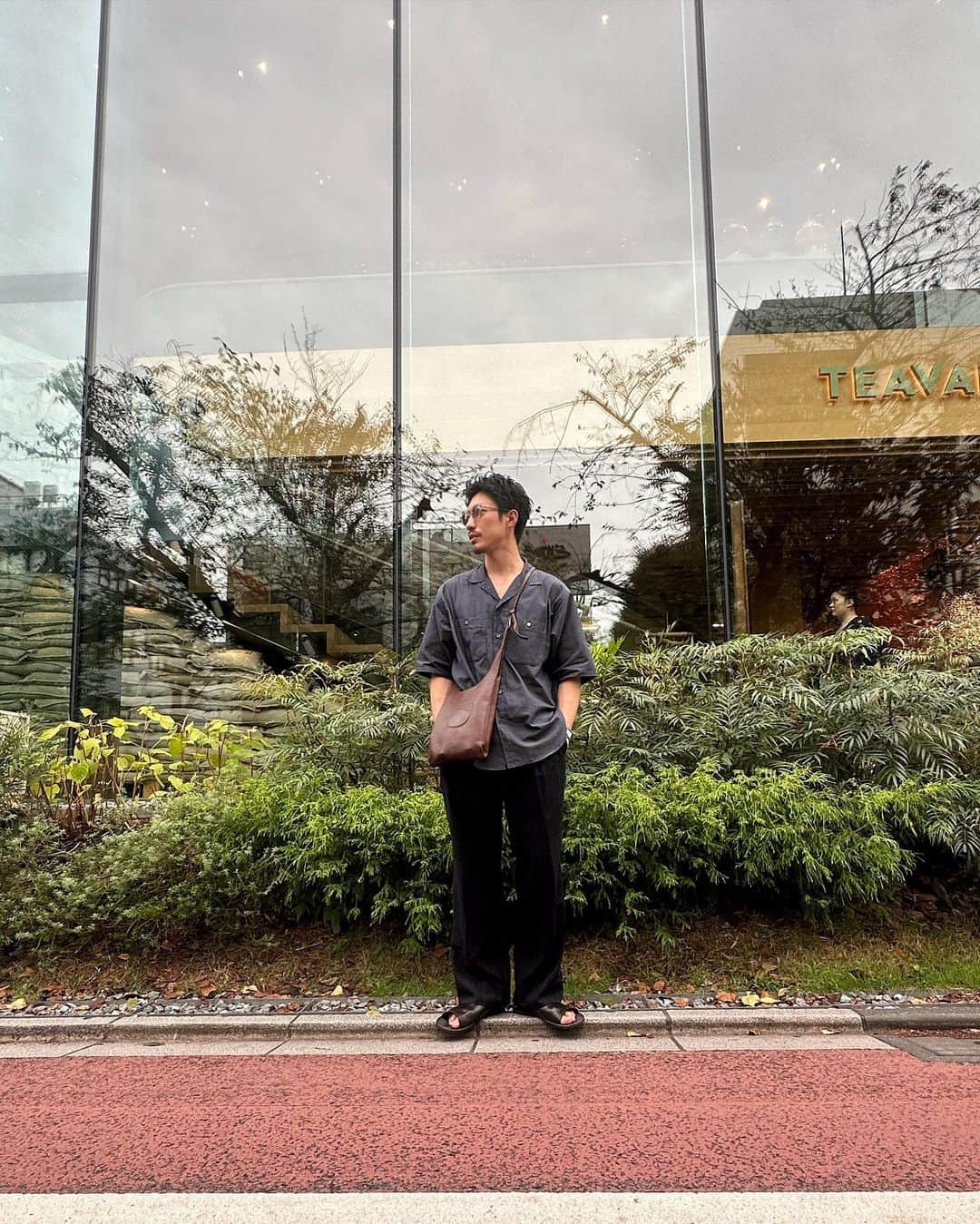 のインスタグラム：「今日はやっと涼しくなりましたね☺︎☺︎  マーティーのストライプのネイビーのスラックスが生地感と形が良過ぎて気に入ってます。  夏服もそろそろ着納ですね☺︎☺︎  最近マイブームは筋トレです   shirt: @ulterior_jp  pants: @maatee_and_sons  shoes:  @bradorshoes  eyewear: eyevan  #COMOLI#COMOLI好き#コモリ#auralee #ulterior#apresse #niceness#fashion#calvanklein #カルバンクライン#アプレッセ #アルテリア#一人暮らし#インテリア#韓国風#韓国好き#メガネ女子#メガネ好き#오오티디#패션 #일상룩코디 #데일리룩」