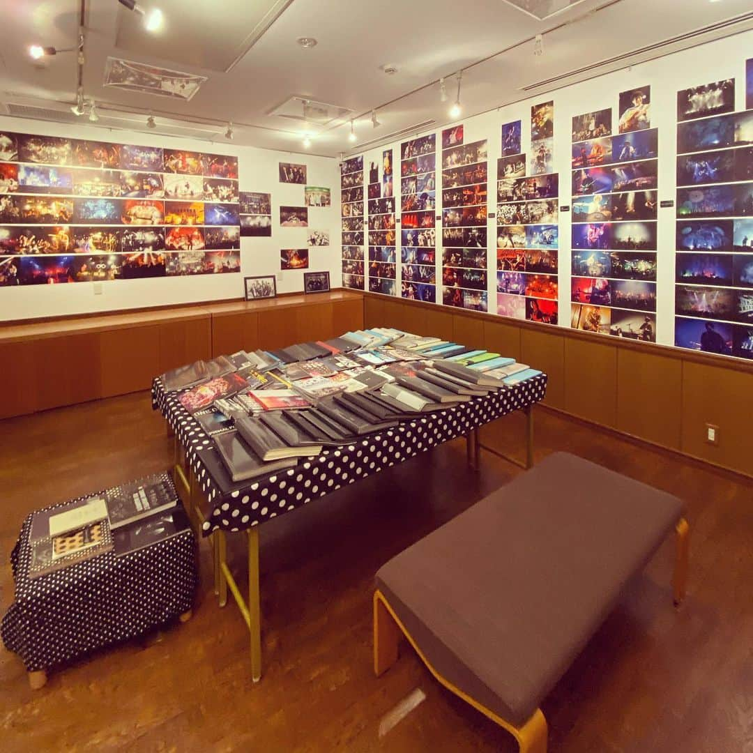 橋本塁さんのインスタグラム写真 - (橋本塁Instagram)「【大阪梅田サウシュー写真展 STINGRAY搬入完了！】明日から12日火曜までNU茶屋から徒歩2分のギャラリー4匹の猫(北区茶屋町５−２)にて大阪のみ11-19時でお待ちしてます！学校や仕事終わりやハジマザやandropや色々なライブの前に是非！STINGRAYの新作も明日から5アイテム発売！僕は全日程居ます！日曜日の13-16時ではアッコ&アヤナダブル店長dayイベント！！  展示BANDS: ONE OK ROCK/ストレイテナー/FOMARE /THE BACK HORN/the pillows/FRONTIER BACKYARD / the band apart/HAWAIIAN6/ / THE BAWDIES/ReN/プッシュプルポット/ androp/633/ビレッジマンズストア/THE BAWDIES/  Open/Close 12:00/19:00 （最終日閉場 17:00） 入場料 ¥600（ステッカー付) #stingray  #サウシュー #oneokrock  #ストレイテナー #プッシュプルポット  #androp #thebackhorn #ビレッジマンズストア　 #thepillows  #ren #frontierbackyard #dopingpanda   #hawaiian6  #thebawdies #thebandapart #fomare #nothingscarvedinstone #soundshooter #写真展 #photoexhibition #livephoto #landscapephotography  #大阪　#梅田」9月7日 17時50分 - ruihashimoto