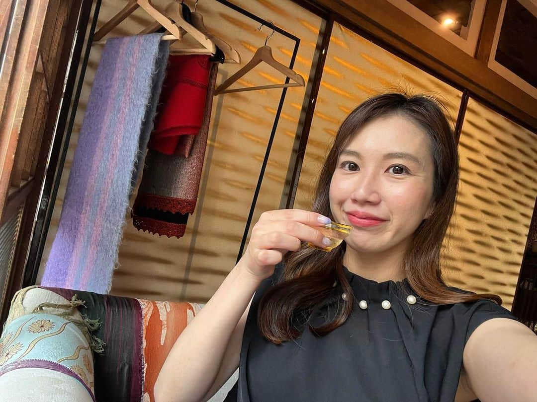 石川奈津紀のインスタグラム：「【おしゃれ古民家で昼飲み】 そよや江戸端さんで 昼飲みしたときの写真🍶 おしゃれ古民家で、 1杯から飲めるんです☺️ ランチ、カフェ利用にも🙆‍♀️ * #そよや江戸端  @soyoya_edobata  #昼飲み #きき酒師アナウンサー  #昼から日本酒」