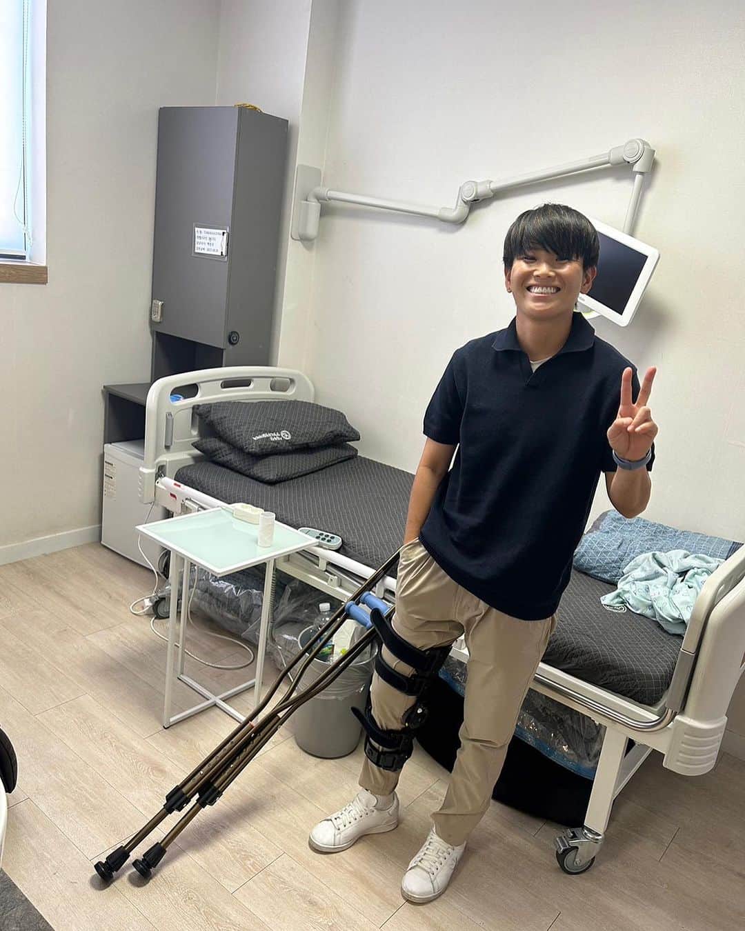 田中明日菜のインスタグラム：「. 本日無事に退院！ 1週間ぶりの外の空気最高🌞 日に日に良くなっていく足を見て感動🥹 あと1週間松葉杖生活頑張ろう🩼💪 ずっと病院食やったからご褒美にハンバーガー🍔 ありがとう🐸🫶」