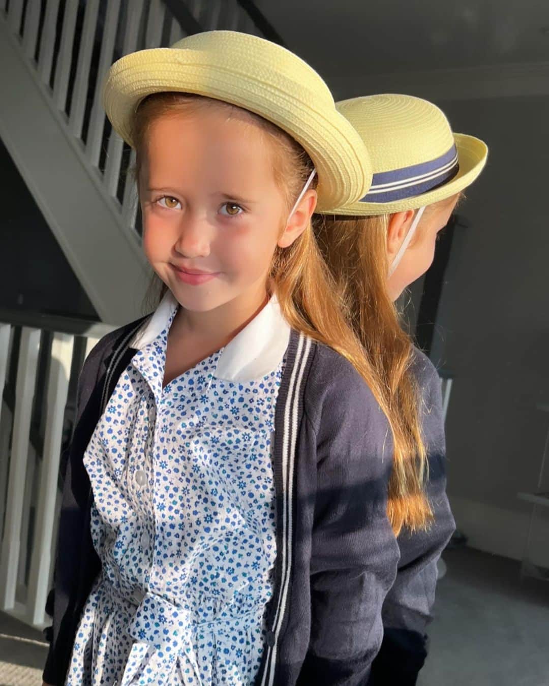 ダニエル・オズボーンのインスタグラム：「My babies all back to school ❤️ Year 1, 4 & 5! Love you 3 little humans more than you could ever know! 💙💖💖」