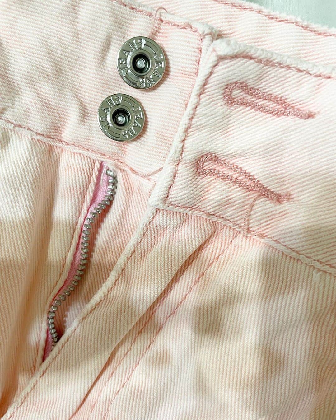 小林愛梨さんのインスタグラム写真 - (小林愛梨Instagram)「tops @salang_official  pants @qoo10.official  sandal @grl_official  bag @asamibag_azabu  . . Qoo10で買ったピンクのパンツが、、、、 まさかの穴が開いてなくて不良品？ かと思った🥹 (3枚目の写真) . 調べたら韓国や中国では セルフで穴をかけるのが結構普通みたいで、なんとか家にある工具で開けました👍✨ . . 日本だとボタンの穴は、当たり前に開いてるから驚いちゃったよ🤣‼️ . . デザインも色味も可愛いから 買ってよかった〜💖 . . 今メガ割やってるから Qoo10でお買い物するなら今がオススメ〜☺️🌈 . . #韓国服通販 #韓国服ショップ  #qoo10メガ割 #qoo10  #購入品 #購入品紹介  #お団子ヘア #お団子アレンジ  #ファッションコーデ #fashion  #ootd #今日のコーデ #新作  #プチプラ #プチプラコーデ  #ファッション #girl #tokyo #韓国 #korea #オルチャン #lookbook」9月7日 17時57分 - airi.082019