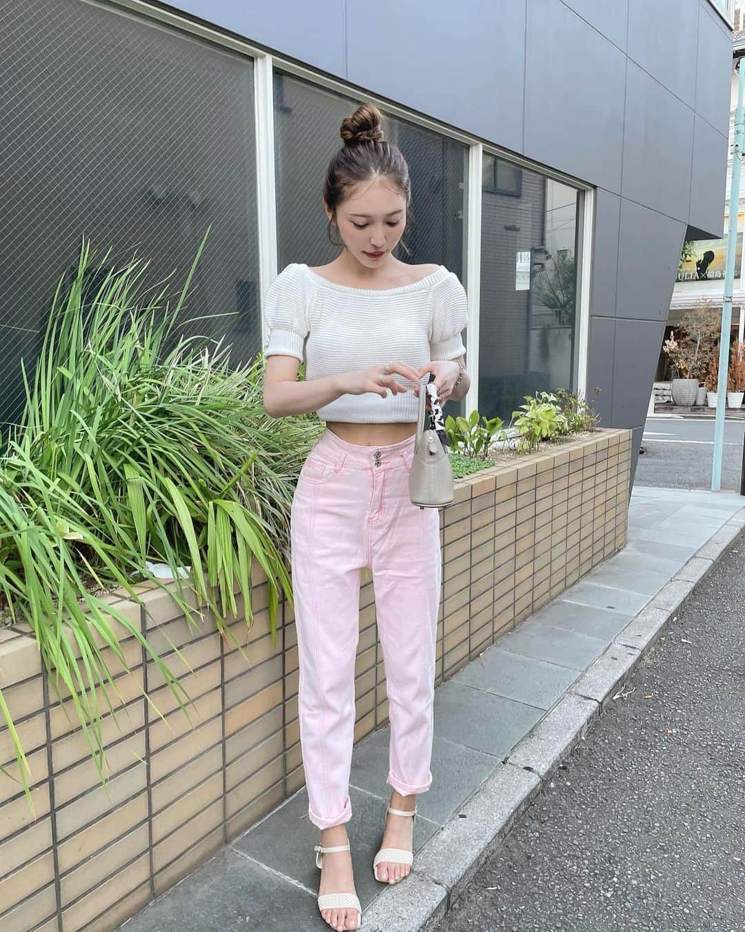 小林愛梨のインスタグラム：「tops @salang_official  pants @qoo10.official  sandal @grl_official  bag @asamibag_azabu  . . Qoo10で買ったピンクのパンツが、、、、 まさかの穴が開いてなくて不良品？ かと思った🥹 (3枚目の写真) . 調べたら韓国や中国では セルフで穴をかけるのが結構普通みたいで、なんとか家にある工具で開けました👍✨ . . 日本だとボタンの穴は、当たり前に開いてるから驚いちゃったよ🤣‼️ . . デザインも色味も可愛いから 買ってよかった〜💖 . . 今メガ割やってるから Qoo10でお買い物するなら今がオススメ〜☺️🌈 . . #韓国服通販 #韓国服ショップ  #qoo10メガ割 #qoo10  #購入品 #購入品紹介  #お団子ヘア #お団子アレンジ  #ファッションコーデ #fashion  #ootd #今日のコーデ #新作  #プチプラ #プチプラコーデ  #ファッション #girl #tokyo #韓国 #korea #オルチャン #lookbook」