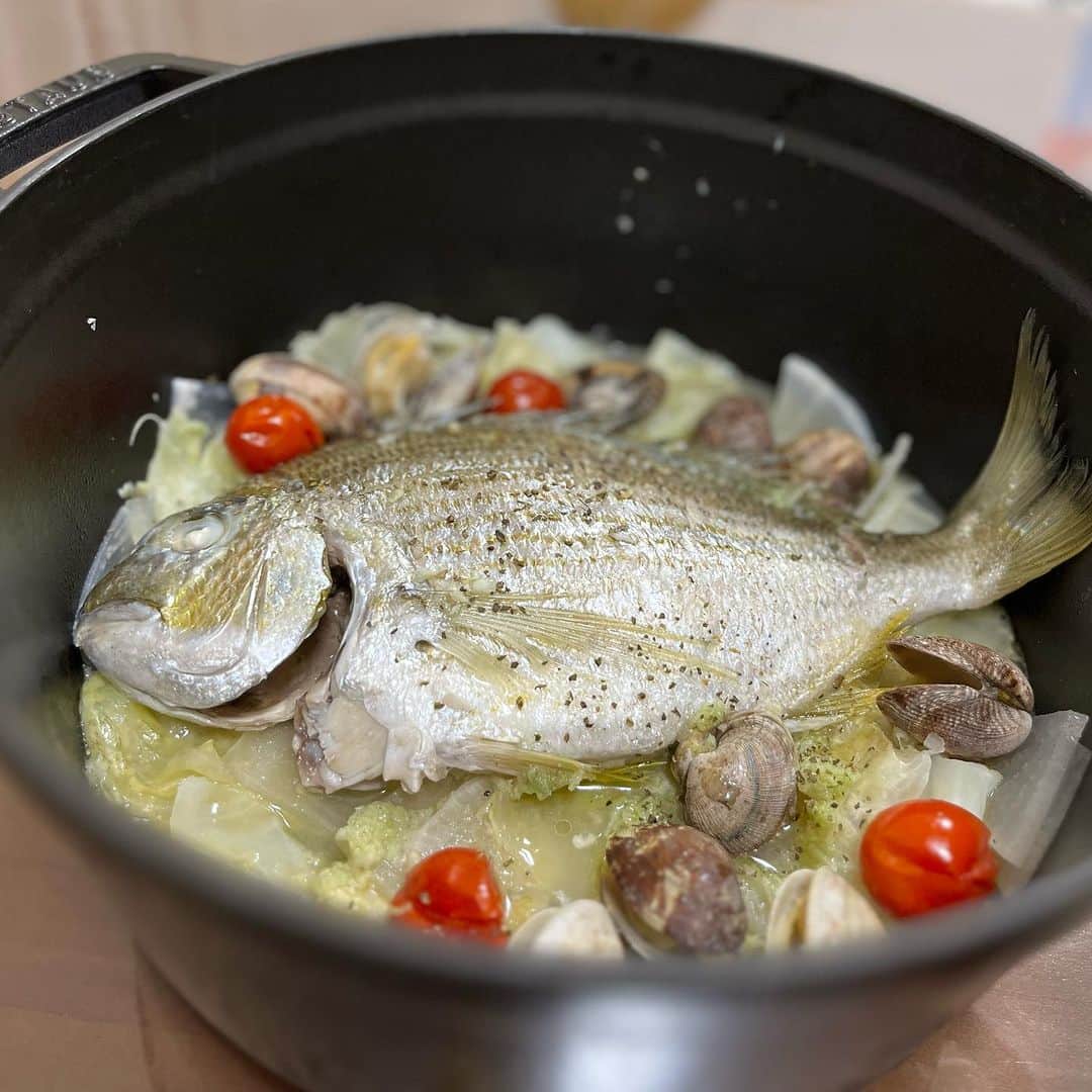 大湯みほさんのインスタグラム写真 - (大湯みほInstagram)「……… 最近、おうち🍽ごはんで  軽く飲みたい時に、よく作る🥂 あさりと鯛の✨アクアパッツァ✨  #staub  様さま🙌🥺 のお陰で、楽させてもらって、美味しい夕飯に、ありつけております✨  ぬか漬け野菜も、たっぷりと🧅🍅🥔🥬いれて、栄養満点💯  これからの季節は、無水鍋が楽しみです✨😌」9月7日 18時07分 - nukazukemiho0320