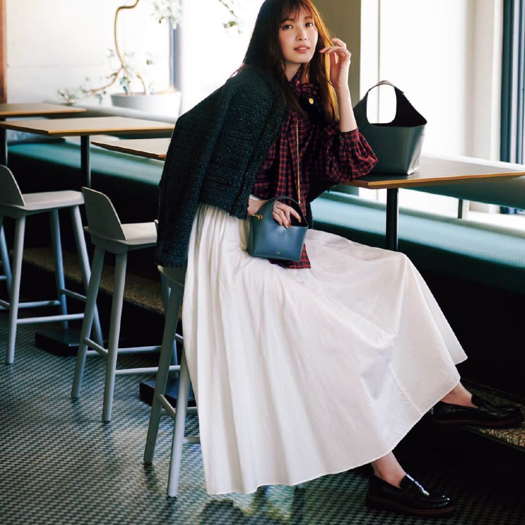 のインスタグラム：「#BAILA今日のコーデ 好きな着こなしを見つけたらコメントに💘をください  👜👜👜 バッグを２個持ちして、ツイードジャケット×スカートに今っぽい洒落感と遊び心を  ジャケット￥59400／マルティニーク ルコント ルミネ有楽町（マルティニーク）　ブラウス￥56000／三喜商事（オールド イングランド）　スカート￥64900／エイトン青山（エイトン）　バッグ（大）￥35200・（小）￥27500／アンソロジー（トーヴ）　靴￥28600／デミルクス ビームス 新宿（パスクッチ）  ----------------------- #宮田聡子 さん　@miyatasatoko  #ジャケット #ジャケットコーデ #ブラウス #ブラウスコーデ #スカート #スカートコーデ #バッグ #小物 #ツイード #ブーツ  #毎日コーデ #今日のコーデ #通勤コーデ #コーディネート #コーデ #今日の服 #バイラ #ootd #coodinate #fashion #instafashion #BAILA #bailafashion #baila_magazine」