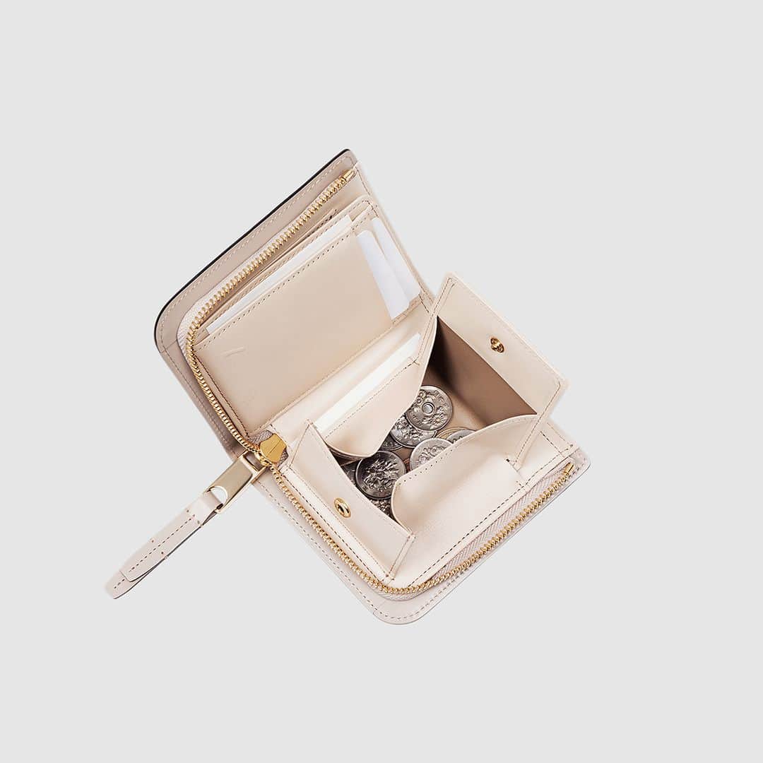 土屋鞄さんのインスタグラム写真 - (土屋鞄Instagram)「New Item #CORDOVAN  本日9/7（木）より、手元に上品な光沢を添える「セミマットコードバン」の二折財布を販売します。  コードバンの滑らかで優美な表情が引き立つ、研ぎ澄まされたデザイン。持つたびにきらりと輝く引き手は、手元にさりげない華やぎを演出します。  掲載製品：ファスナーウォレット  #セミマットコードバン #CORDOVAN #土屋鞄 #革 #革製品 #革財布 #二折財布 #leather #leatherwallet #craftsmanship #creativity #timeless #madeinjapan #TSUCHIYAKABAN」9月7日 18時00分 - tsuchiya_kaban