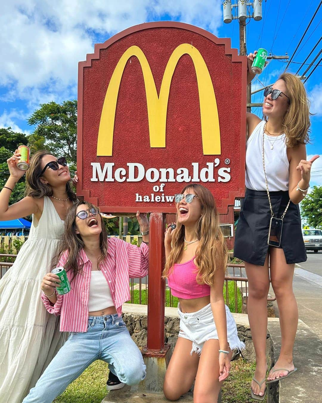 Riho kawaiのインスタグラム：「.  Hawaiiの港ついてレンタカーを借りて Hareiwaへ向かったよ🇺🇸🍟！！ ⁡ ⁡ ⁡ 船にWifiないから港ついてからレンタカー調べて 借りたよ！！車借りるのに3時間かかった🤣笑 色々うまくいかないのが海外だ！！！ ⁡ ⁡ そのうまくいかない感じが海外きたなぁって 好きだったりするしそこを楽しめるのがまじで 旅行楽しくするポイントだと思ってる🤪❤️‍🔥 (英語まじで話せません。爆) ⁡ ⁡ ⁡ Hawaiiのマックがどこも可愛くて看板でさえ ばえちゃうの🌈🌈 大好きな4人と回れてHawaii最高に楽しかった💞 ⁡ ⁡ ⁡ ⁡ ⁡ 📍#hawaii #hanarei 📸#iphonecam ⁡ ⁡ ⁡ ⁡ ⁡ #ピースボート#世界一周中#世界一周#豪華客船#peacebort#ハワイ#ハナレイ」