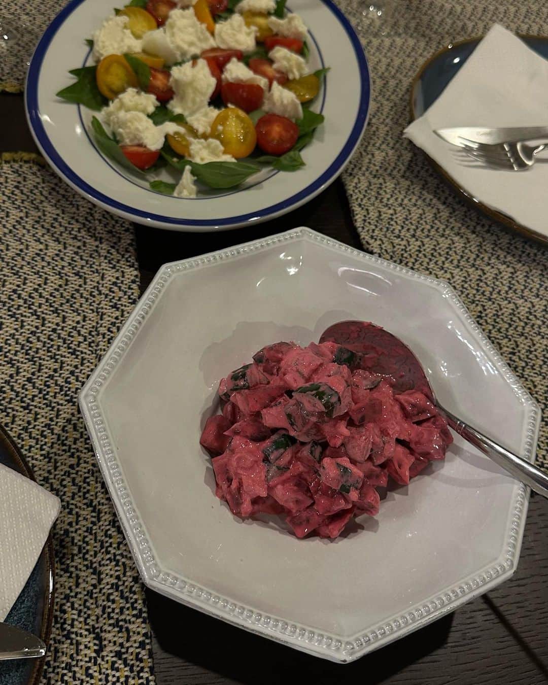山賀琴子のインスタグラム：「家ご飯。 料理好き☺️  1.定番カプレーゼと、ビーツのサラダ 2.ホッキ貝を湯引きしてレモンバターソースで 3.カリフラワーを塩茹でして、ホワイトソース(沢山作って冷凍しておいた)を和えただけ簡単で美味しい 4.ビーツのディップ 5.ゴマ鯖の味噌煮 6.海の幸多め和食 7.揚げないトンカツ 8.フレンチ料理人の友人が出張クッキングしてくれた日 9.桃のカプレーゼとアクアパッツァ 10.一人の時のお昼ご飯」