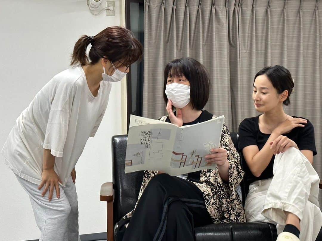 高嶋香帆のインスタグラム：「舞台ガクヤ いよいよ来週となりました。 稽古風景写真です。  お芝居していると、普段ポーカーフェイス気味な私でも表情が豊かになります🤣🤣🤣  マネージャーからは新しい香帆が見れたと言って頂きました😎  いらして頂ける方はお楽しみに！！！  高嶋出演回 ９月12日（火）17時🌹  13日（水）14時🌹／20時🌹 14日（木）17時 S-Ⅱ  15日（金）14時 S-Ⅱ ／20時🌹 16日（土）16時🌹  17日（日）13時🌹  チケットはストーリーハイライトから！  (マスクは本人の任意制)」