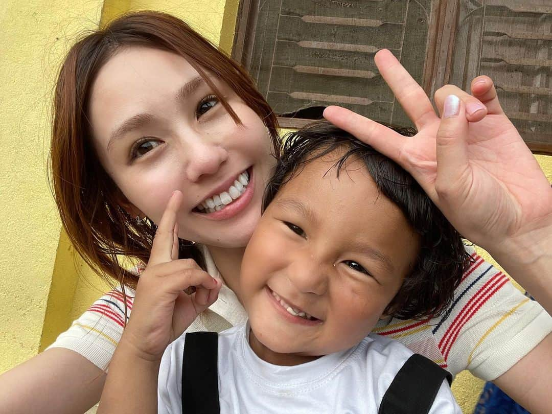 荒川真衣さんのインスタグラム写真 - (荒川真衣Instagram)「私がネパールに行った理由🇳🇵  実はネパールに行く計画は半年以上前からしてました。  海外に興味が出てきて語学留学とか考えてたんですが行くなら人の為になる事したいなぁ〜って考えが変わってきて今回きっかけがあってネパール飛んだんです✈️  前から仕事を何度かやった竹中俊くん、通称ネパールで35人のパパ👨が @takenakashun   私のやりたい事信号を青色に変えてくれてネパールの子どもたちに会いたい🧒👦 と思わせてくれました！  そう！大の目的はネパールの孤児院にいる子どもたちに会いに行く事でした！  ずっと前から環境のこと動物の保護の事を発信してたけど画面で見るものと実際に感じる事って深みが違うから 今年一杯は本物探しのために色んなところに足を運ぶ事を目標にしてたの！🔥🔥  結果！ 行ってよかった✨ 知った現実はニュースや記事で見るものと全然違って毎日が刺激的！頭が一杯になるくらい学びの深い10日間⏰  発展途上国というネパールで 出会った人の心や表情は悲しいものだったでしょうか？  写真見て🤳 皆んな笑顔！笑顔！笑顔！ 恵まれた日本にいる私達より笑顔だったんです。 めちゃくちゃパワフルです！ はぁ、気づいた。 環境、お金、地位、仕事。心の豊かさってそれで決まるとも限らない。  この写真に映る子ども達は親がいない、親と一緒に住めない理由がある子たち。🏠  けど私の方が圧倒されるくらいに笑顔溢れる素敵な子ども達だった！  皆んな気づかせてくれてありがとうね😊  この子たちにはまた会いたいけど次みんなが孤児院に居るとも限らないんです…  この子たちにとって日本人と会えたこの瞬間ってきっと一生の思い出になる事だから、 簡単な事じゃ無いから。  私なりに思いっきり遊んで楽しんでかけがえのない時間になってくれたらいいなと思ったの❤️  数日間だけの出会いに "miss you”と言ってくれてありがとう。 次も沢山遊ぼうね✌️  #ネパール #国際協力 #孤児院訪問」9月7日 18時01分 - mai_konchu