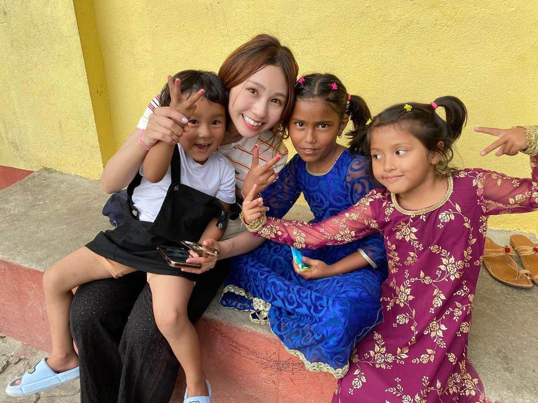 荒川真衣さんのインスタグラム写真 - (荒川真衣Instagram)「私がネパールに行った理由🇳🇵  実はネパールに行く計画は半年以上前からしてました。  海外に興味が出てきて語学留学とか考えてたんですが行くなら人の為になる事したいなぁ〜って考えが変わってきて今回きっかけがあってネパール飛んだんです✈️  前から仕事を何度かやった竹中俊くん、通称ネパールで35人のパパ👨が @takenakashun   私のやりたい事信号を青色に変えてくれてネパールの子どもたちに会いたい🧒👦 と思わせてくれました！  そう！大の目的はネパールの孤児院にいる子どもたちに会いに行く事でした！  ずっと前から環境のこと動物の保護の事を発信してたけど画面で見るものと実際に感じる事って深みが違うから 今年一杯は本物探しのために色んなところに足を運ぶ事を目標にしてたの！🔥🔥  結果！ 行ってよかった✨ 知った現実はニュースや記事で見るものと全然違って毎日が刺激的！頭が一杯になるくらい学びの深い10日間⏰  発展途上国というネパールで 出会った人の心や表情は悲しいものだったでしょうか？  写真見て🤳 皆んな笑顔！笑顔！笑顔！ 恵まれた日本にいる私達より笑顔だったんです。 めちゃくちゃパワフルです！ はぁ、気づいた。 環境、お金、地位、仕事。心の豊かさってそれで決まるとも限らない。  この写真に映る子ども達は親がいない、親と一緒に住めない理由がある子たち。🏠  けど私の方が圧倒されるくらいに笑顔溢れる素敵な子ども達だった！  皆んな気づかせてくれてありがとうね😊  この子たちにはまた会いたいけど次みんなが孤児院に居るとも限らないんです…  この子たちにとって日本人と会えたこの瞬間ってきっと一生の思い出になる事だから、 簡単な事じゃ無いから。  私なりに思いっきり遊んで楽しんでかけがえのない時間になってくれたらいいなと思ったの❤️  数日間だけの出会いに "miss you”と言ってくれてありがとう。 次も沢山遊ぼうね✌️  #ネパール #国際協力 #孤児院訪問」9月7日 18時01分 - mai_konchu