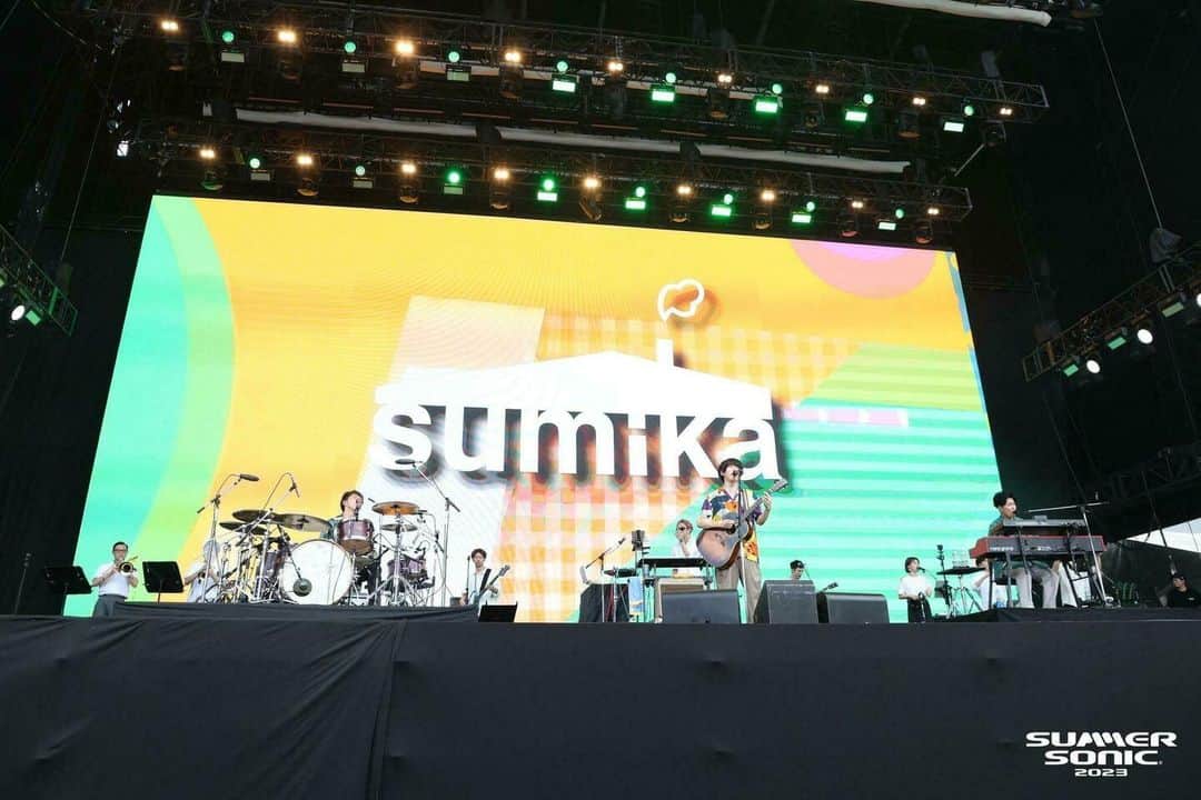 サマーソニックのインスタグラム：「TOKYO DAY2⚡  MARINE STAGE②⚓  #sumika #TREASURE #マカロニえんぴつ #ジャニーズWEST #DRUMTAO  公式サイトのPHOTO GALLERYで公開中💁 https://www.summersonic.com/2023live/tokyo-day2/  #サマソニ #summersonic」