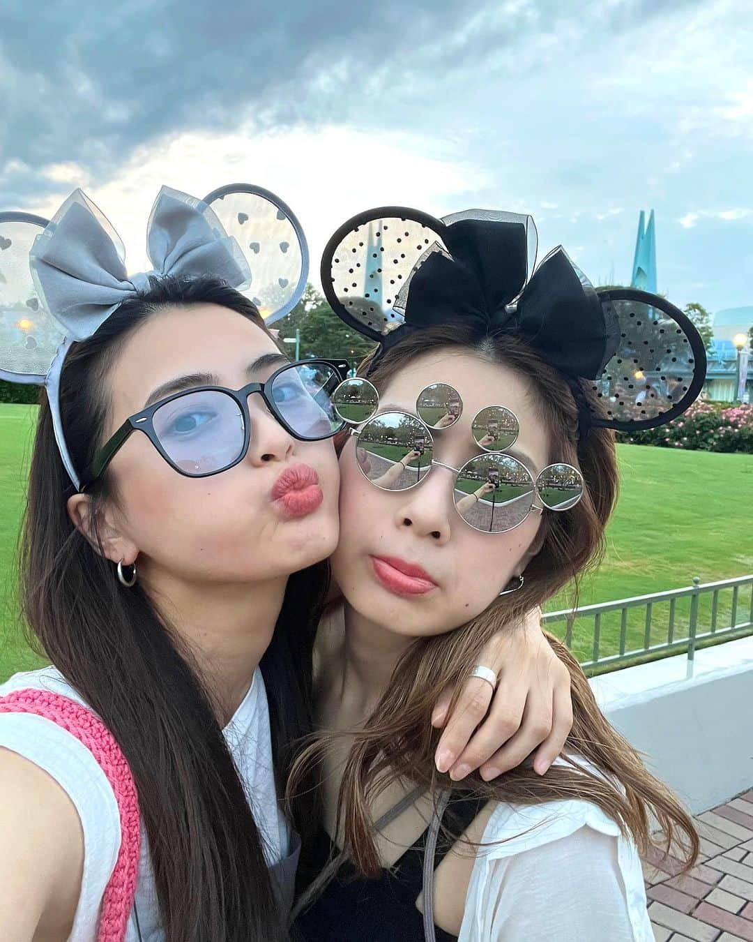 LUNAのインスタグラム：「初、姉妹でディズニー🏰🐭  顔はあまり似てませんが 声がとってもそっくりなので親も間違えます😂  17時からinしたのにめっちゃ充実！ 私のリーダーシップが発揮された日やったわw  にしても週末たっぷり妹充したのにも関わらず なぜか体調絶不調🤷‍♀️why?  ※ちなみに3人兄妹です🤟  #姉妹コーデ #姉妹旅行 #姉妹コーデ部  #姉妹ディズニー #ディズニーコーデ  #ディズニーランド #ディズニーカチューシャ  #ディズニー好きな人と繋がりたい  #tokyodisneyland」