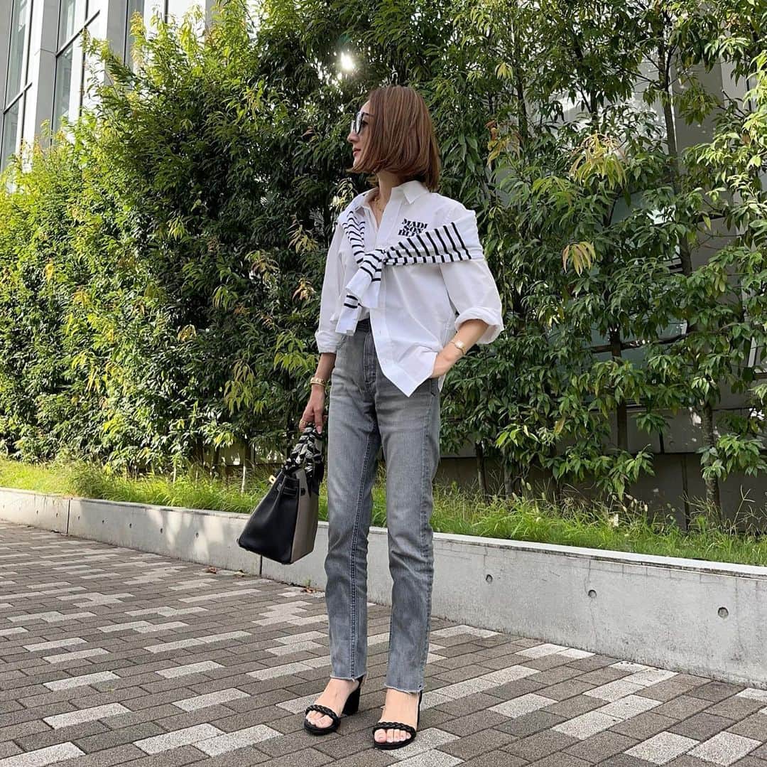 星玲奈のインスタグラム：「ママさ、シャツ片方出ちゃってるのはいいの？😟と 撮られながら娘に心配された😅 え、いいのかな。着方合ってる、よね？😅  ちょっとずつ袖あり秋仕様に🍂 めちゃくちゃ断捨離した後って 驚くほど物欲がなくなる😳 （といいつつ、ママ友とお買い物の約束をした矛盾の本日笑）  ちょっと奥の方で眠ってたお洋服が 結構使えるお宝だったことに気がつくときも嬉しい❤️  shirt @madisonblue_official #madisonblue  border tops @muse_de_deuxiemeclasse  denim @yanuk #yanuk shoes @gianvitorossi  bag @hermes」