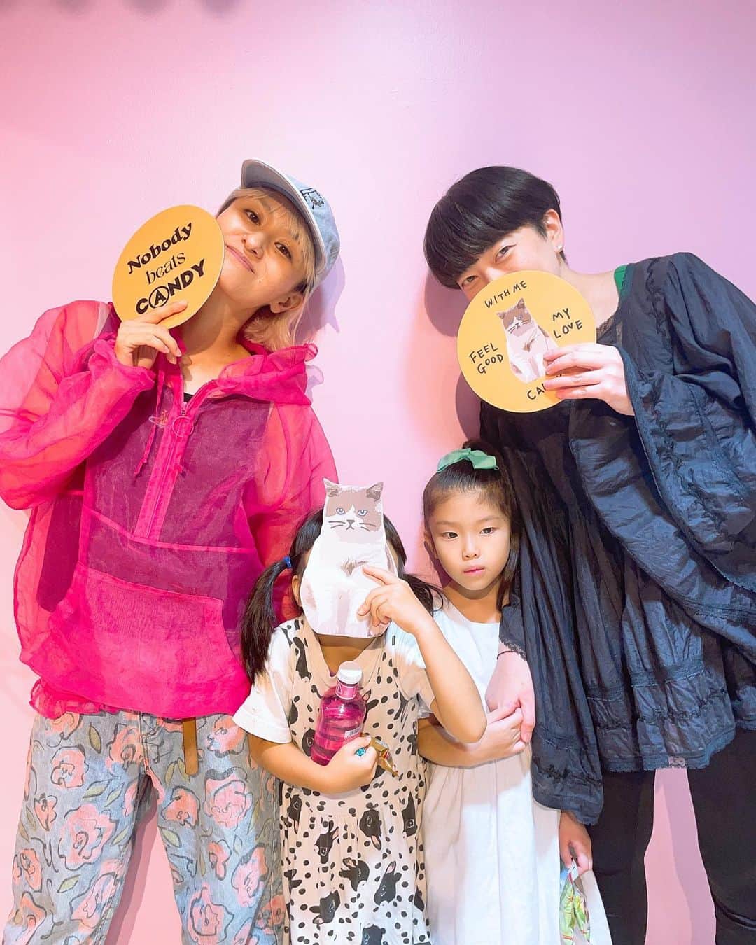 板橋よしえのインスタグラム：「. @candystripper_official 2023 WINTER & EARLY SPRING EXHIBITION 🐱DAY2  @marco149 & @yuukhair ちゃん親子💕 キッズたちがプレスルームのフィッティングルームで隠れんぼしてて、思いっきり見えてるのに、必至で隠れててかわいすぎた～😂💕 また遊びにきてねー❣️」